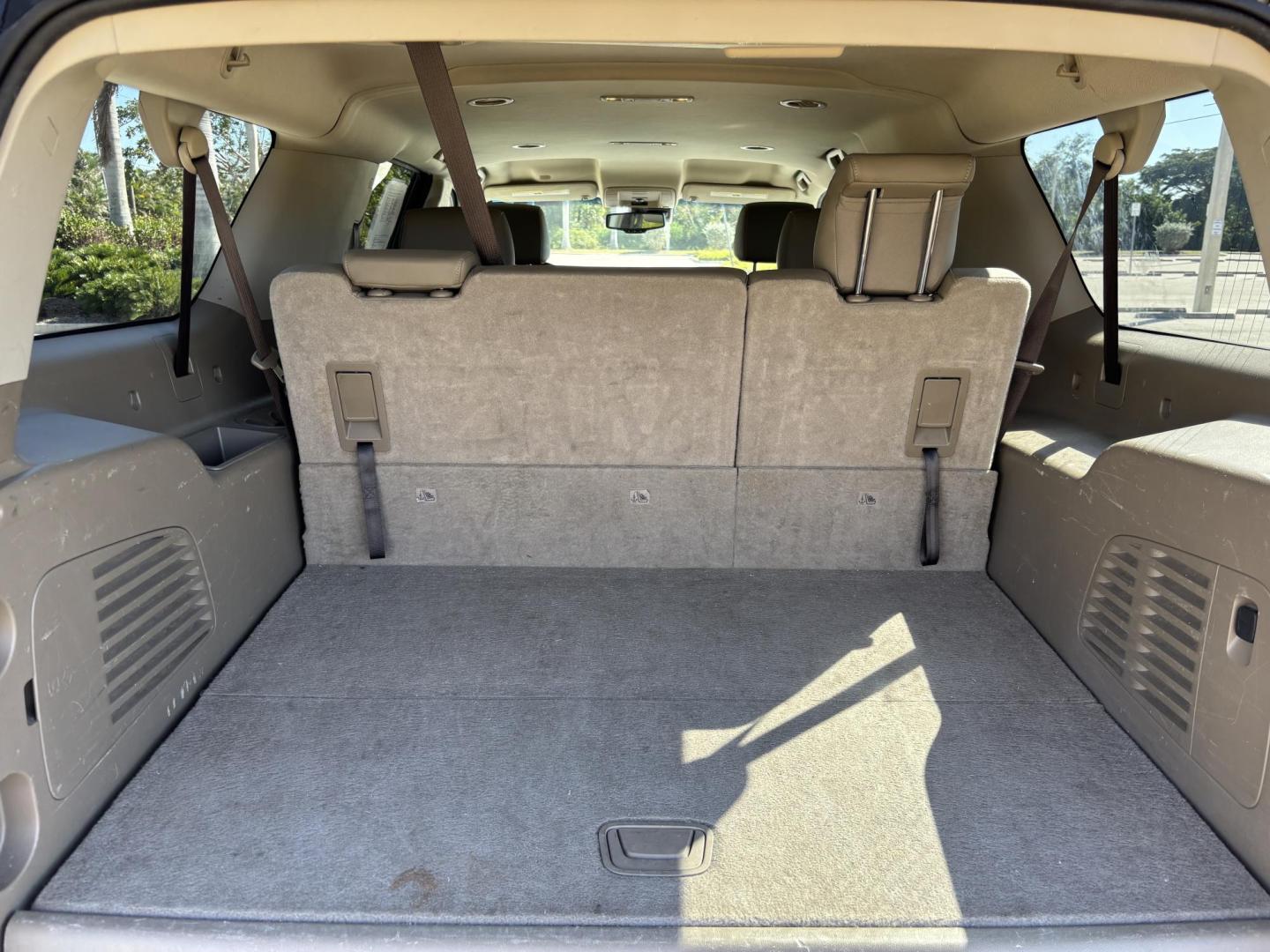 2018 WHTE /BEIGE CHEVROLET SUBURBAN 1500 LT (1GNSCHKC4JR) with an 5.3L engine, Automatic transmission, located at 11170 Summerlin Square Dr., Fort Myers Beach, FL, 33931, (239) 999-7777, 26.493546, -81.941628 - We have financing available and we accept trades! Fill out a credit application on our website or come by today! If you have any questions, give us a call at (239) 999 - 7777 or visit our website at firstautocredit.com. 11170 Summerlin Square Dr, Fort Myers Beach, FL 33931 - Photo#18