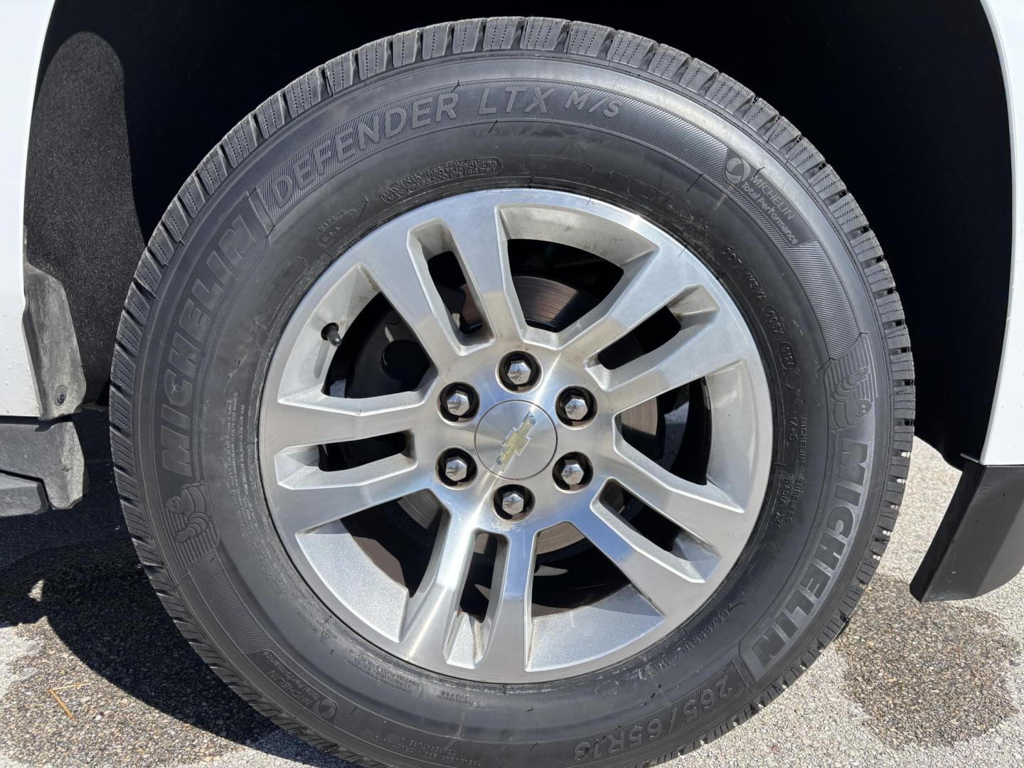 2018 WHTE /BEIGE CHEVROLET SUBURBAN 1500 LT (1GNSCHKC4JR) with an 5.3L engine, Automatic transmission, located at 11170 Summerlin Square Dr., Fort Myers Beach, FL, 33931, (239) 999-7777, 26.493546, -81.941628 - We have financing available and we accept trades! Fill out a credit application on our website or come by today! If you have any questions, give us a call at (239) 999 - 7777 or visit our website at firstautocredit.com. 11170 Summerlin Square Dr, Fort Myers Beach, FL 33931 - Photo#41