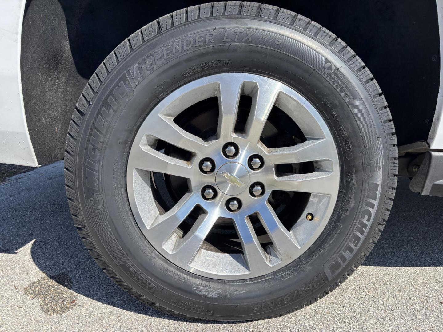 2018 WHTE /BEIGE CHEVROLET SUBURBAN 1500 LT (1GNSCHKC4JR) with an 5.3L engine, Automatic transmission, located at 11170 Summerlin Square Dr., Fort Myers Beach, FL, 33931, (239) 999-7777, 26.493546, -81.941628 - We have financing available and we accept trades! Fill out a credit application on our website or come by today! If you have any questions, give us a call at (239) 999 - 7777 or visit our website at firstautocredit.com. 11170 Summerlin Square Dr, Fort Myers Beach, FL 33931 - Photo#40