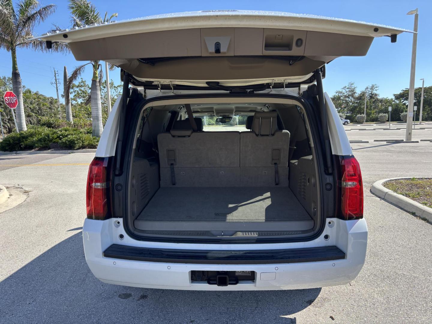2018 WHTE /BEIGE CHEVROLET SUBURBAN 1500 LT (1GNSCHKC4JR) with an 5.3L engine, Automatic transmission, located at 11170 Summerlin Square Dr., Fort Myers Beach, FL, 33931, (239) 999-7777, 26.493546, -81.941628 - We have financing available and we accept trades! Fill out a credit application on our website or come by today! If you have any questions, give us a call at (239) 999 - 7777 or visit our website at firstautocredit.com. 11170 Summerlin Square Dr, Fort Myers Beach, FL 33931 - Photo#8