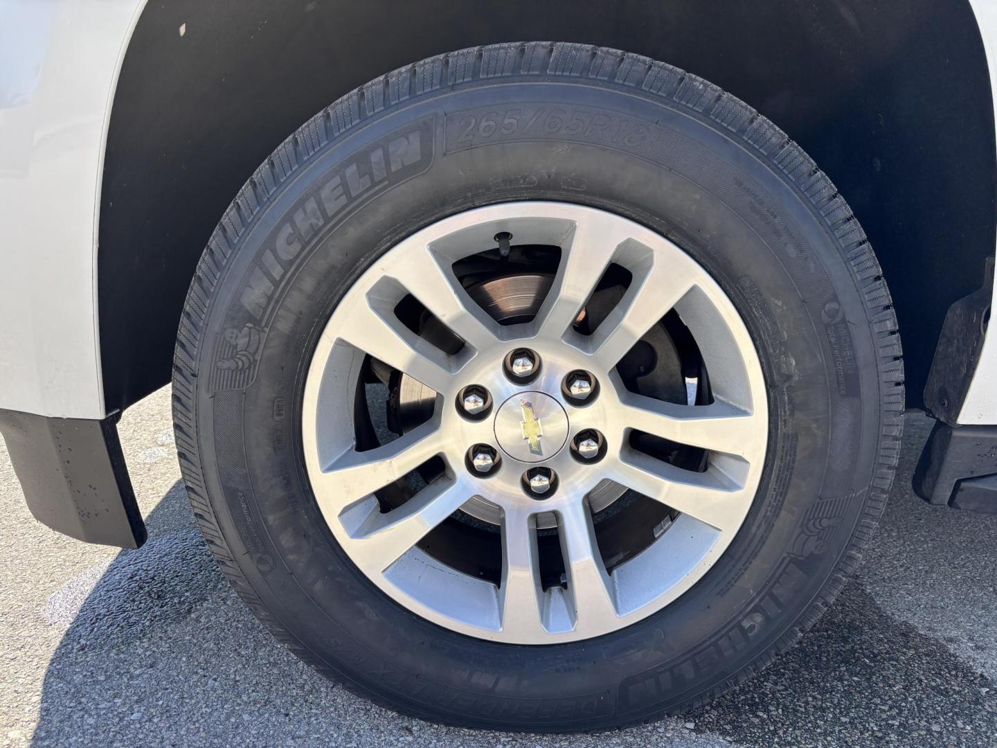 2018 WHTE /BEIGE CHEVROLET SUBURBAN 1500 LT (1GNSCHKC4JR) with an 5.3L engine, Automatic transmission, located at 11170 Summerlin Square Dr., Fort Myers Beach, FL, 33931, (239) 999-7777, 26.493546, -81.941628 - We have financing available and we accept trades! Fill out a credit application on our website or come by today! If you have any questions, give us a call at (239) 999 - 7777 or visit our website at firstautocredit.com. 11170 Summerlin Square Dr, Fort Myers Beach, FL 33931 - Photo#42