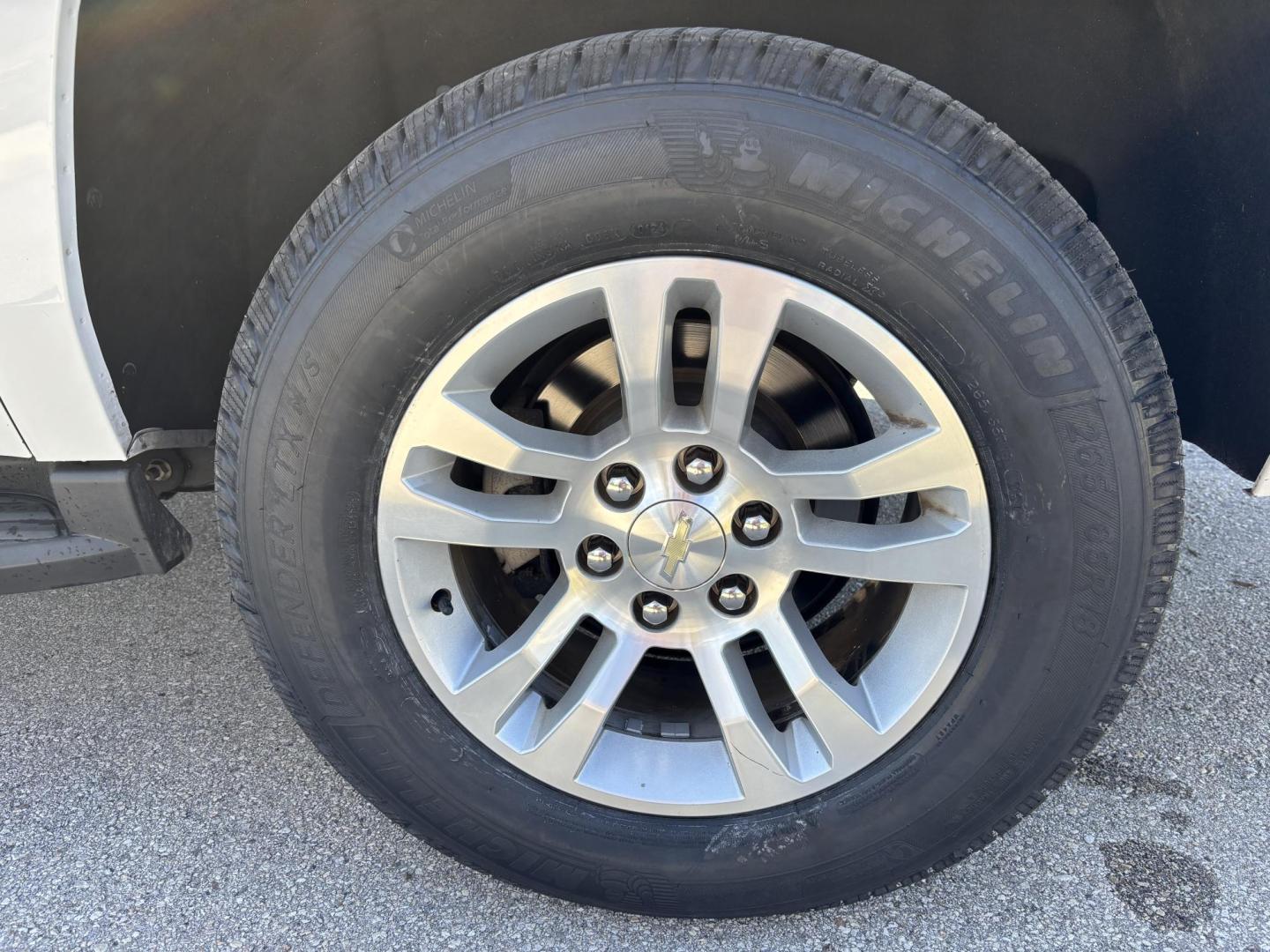 2018 WHTE /BEIGE CHEVROLET SUBURBAN 1500 LT (1GNSCHKC4JR) with an 5.3L engine, Automatic transmission, located at 11170 Summerlin Square Dr., Fort Myers Beach, FL, 33931, (239) 999-7777, 26.493546, -81.941628 - We have financing available and we accept trades! Fill out a credit application on our website or come by today! If you have any questions, give us a call at (239) 999 - 7777 or visit our website at firstautocredit.com. 11170 Summerlin Square Dr, Fort Myers Beach, FL 33931 - Photo#43