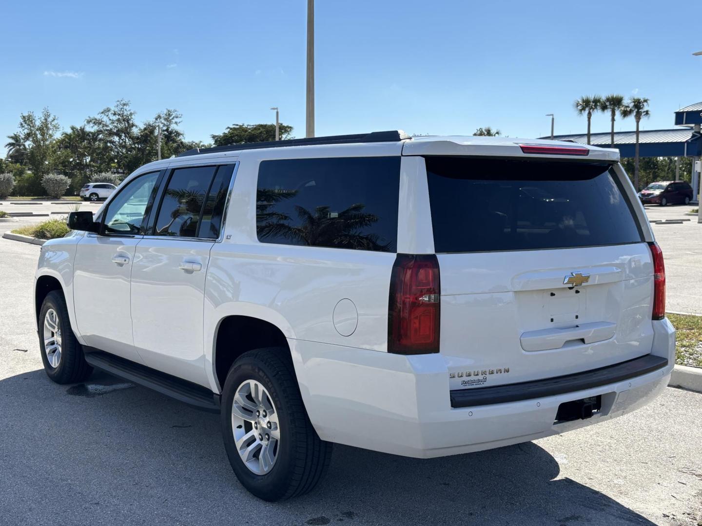 2018 WHTE /BEIGE CHEVROLET SUBURBAN 1500 LT (1GNSCHKC4JR) with an 5.3L engine, Automatic transmission, located at 11170 Summerlin Square Dr., Fort Myers Beach, FL, 33931, (239) 999-7777, 26.493546, -81.941628 - We have financing available and we accept trades! Fill out a credit application on our website or come by today! If you have any questions, give us a call at (239) 999 - 7777 or visit our website at firstautocredit.com. 11170 Summerlin Square Dr, Fort Myers Beach, FL 33931 - Photo#4