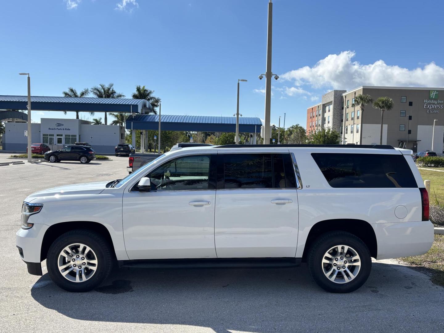 2018 WHTE /BEIGE CHEVROLET SUBURBAN 1500 LT (1GNSCHKC4JR) with an 5.3L engine, Automatic transmission, located at 11170 Summerlin Square Dr., Fort Myers Beach, FL, 33931, (239) 999-7777, 26.493546, -81.941628 - We have financing available and we accept trades! Fill out a credit application on our website or come by today! If you have any questions, give us a call at (239) 999 - 7777 or visit our website at firstautocredit.com. 11170 Summerlin Square Dr, Fort Myers Beach, FL 33931 - Photo#7