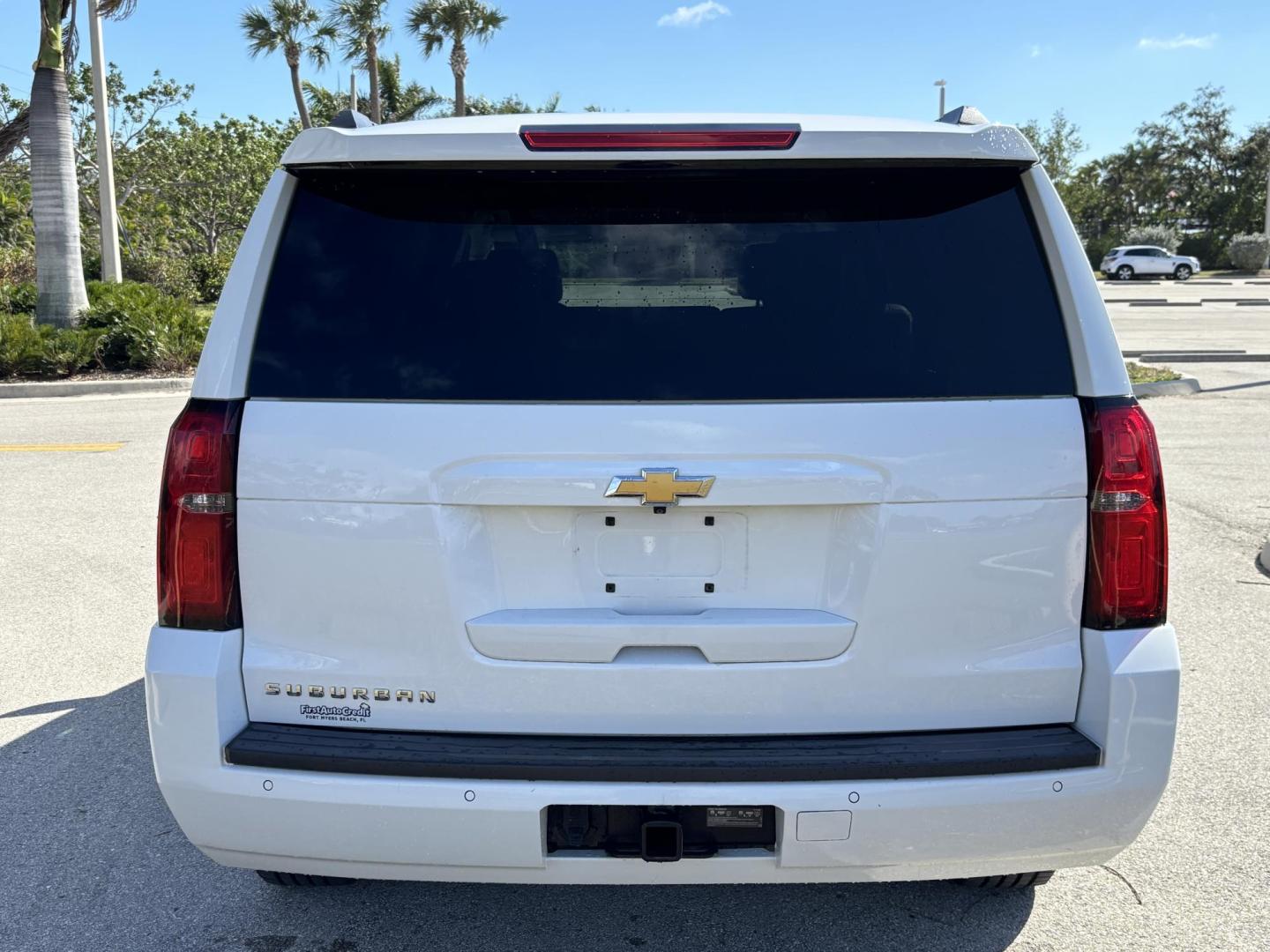 2018 WHTE /BEIGE CHEVROLET SUBURBAN 1500 LT (1GNSCHKC4JR) with an 5.3L engine, Automatic transmission, located at 11170 Summerlin Square Dr., Fort Myers Beach, FL, 33931, (239) 999-7777, 26.493546, -81.941628 - We have financing available and we accept trades! Fill out a credit application on our website or come by today! If you have any questions, give us a call at (239) 999 - 7777 or visit our website at firstautocredit.com. 11170 Summerlin Square Dr, Fort Myers Beach, FL 33931 - Photo#5