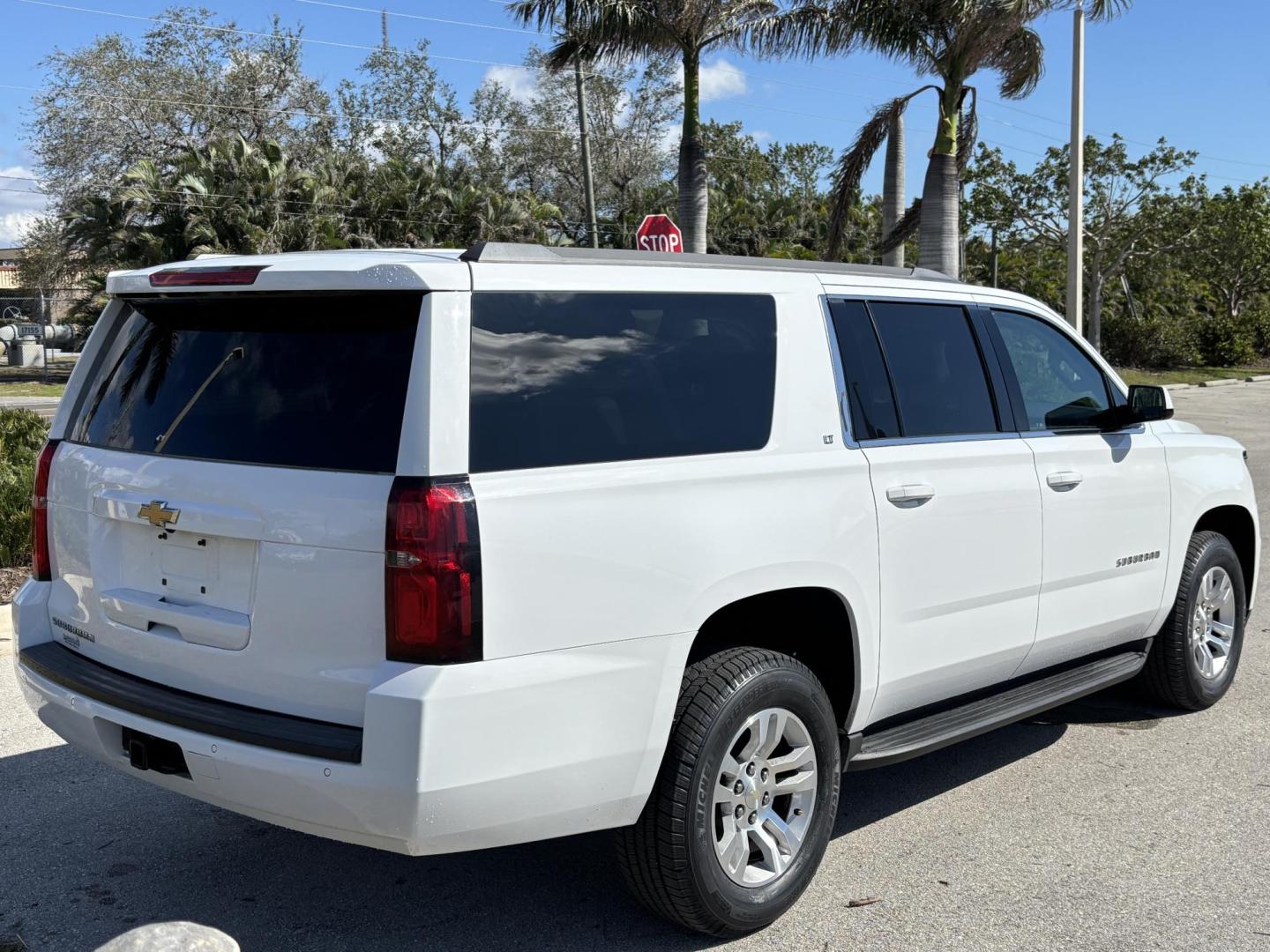 2018 WHTE /BEIGE CHEVROLET SUBURBAN 1500 LT (1GNSCHKC4JR) with an 5.3L engine, Automatic transmission, located at 11170 Summerlin Square Dr., Fort Myers Beach, FL, 33931, (239) 999-7777, 26.493546, -81.941628 - We have financing available and we accept trades! Fill out a credit application on our website or come by today! If you have any questions, give us a call at (239) 999 - 7777 or visit our website at firstautocredit.com. 11170 Summerlin Square Dr, Fort Myers Beach, FL 33931 - Photo#6