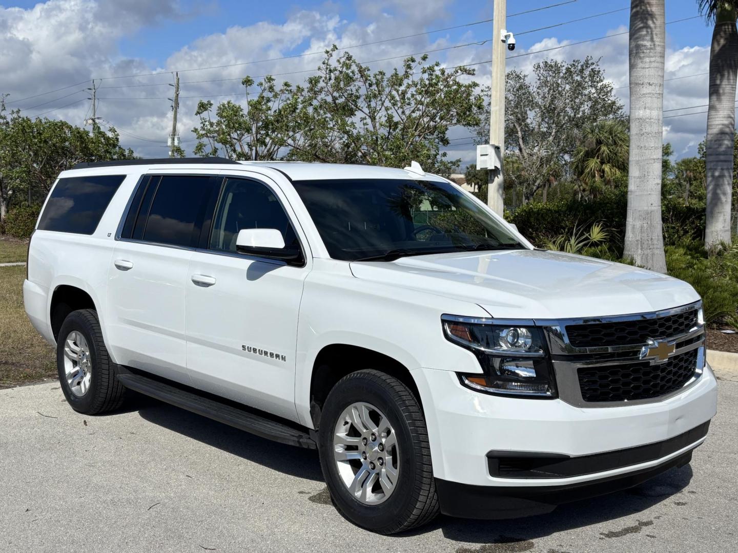 2018 WHTE /BEIGE CHEVROLET SUBURBAN 1500 LT (1GNSCHKC4JR) with an 5.3L engine, Automatic transmission, located at 11170 Summerlin Square Dr., Fort Myers Beach, FL, 33931, (239) 999-7777, 26.493546, -81.941628 - We have financing available and we accept trades! Fill out a credit application on our website or come by today! If you have any questions, give us a call at (239) 999 - 7777 or visit our website at firstautocredit.com. 11170 Summerlin Square Dr, Fort Myers Beach, FL 33931 - Photo#2