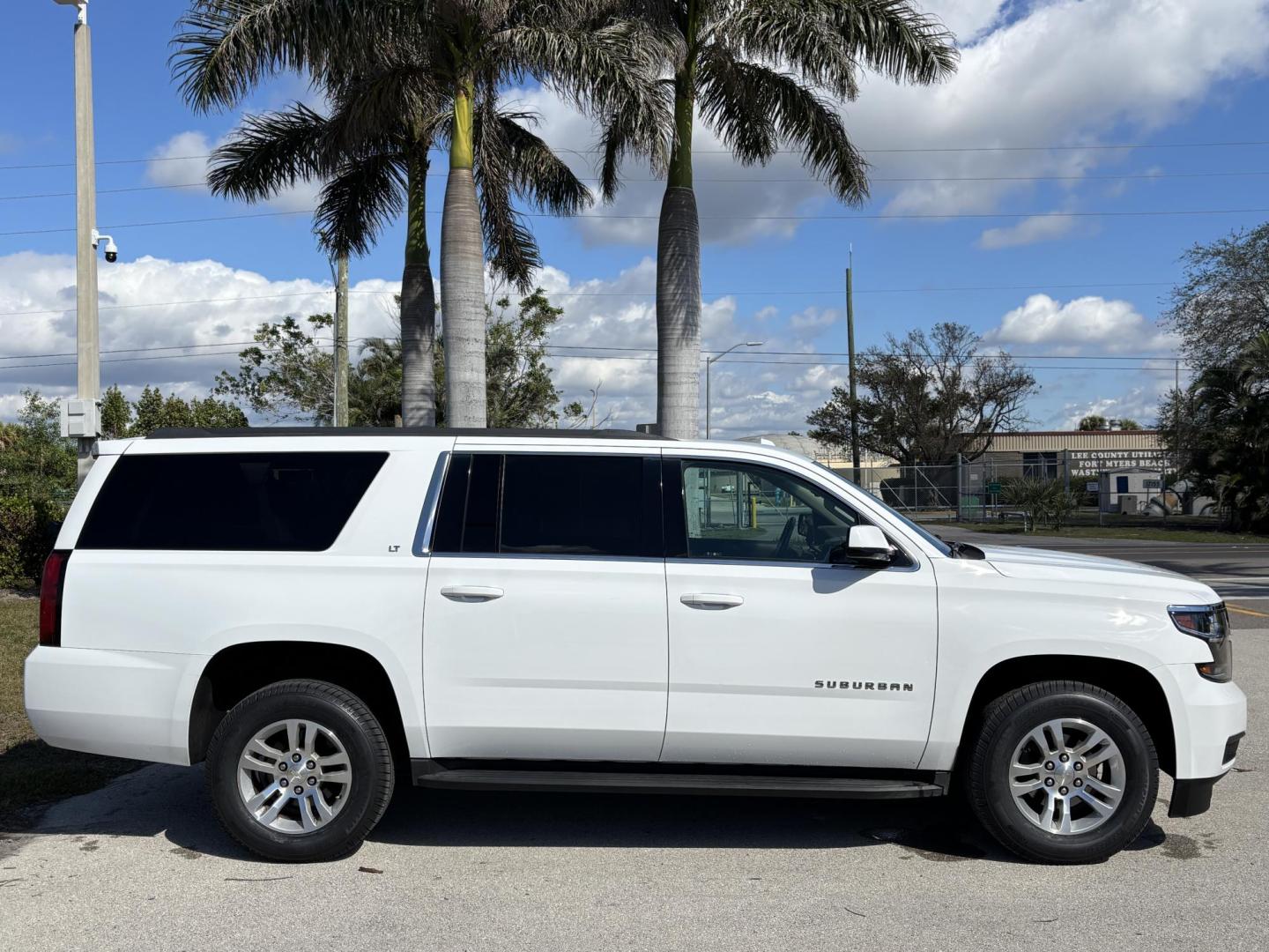 2018 WHTE /BEIGE CHEVROLET SUBURBAN 1500 LT (1GNSCHKC4JR) with an 5.3L engine, Automatic transmission, located at 11170 Summerlin Square Dr., Fort Myers Beach, FL, 33931, (239) 999-7777, 26.493546, -81.941628 - We have financing available and we accept trades! Fill out a credit application on our website or come by today! If you have any questions, give us a call at (239) 999 - 7777 or visit our website at firstautocredit.com. 11170 Summerlin Square Dr, Fort Myers Beach, FL 33931 - Photo#3