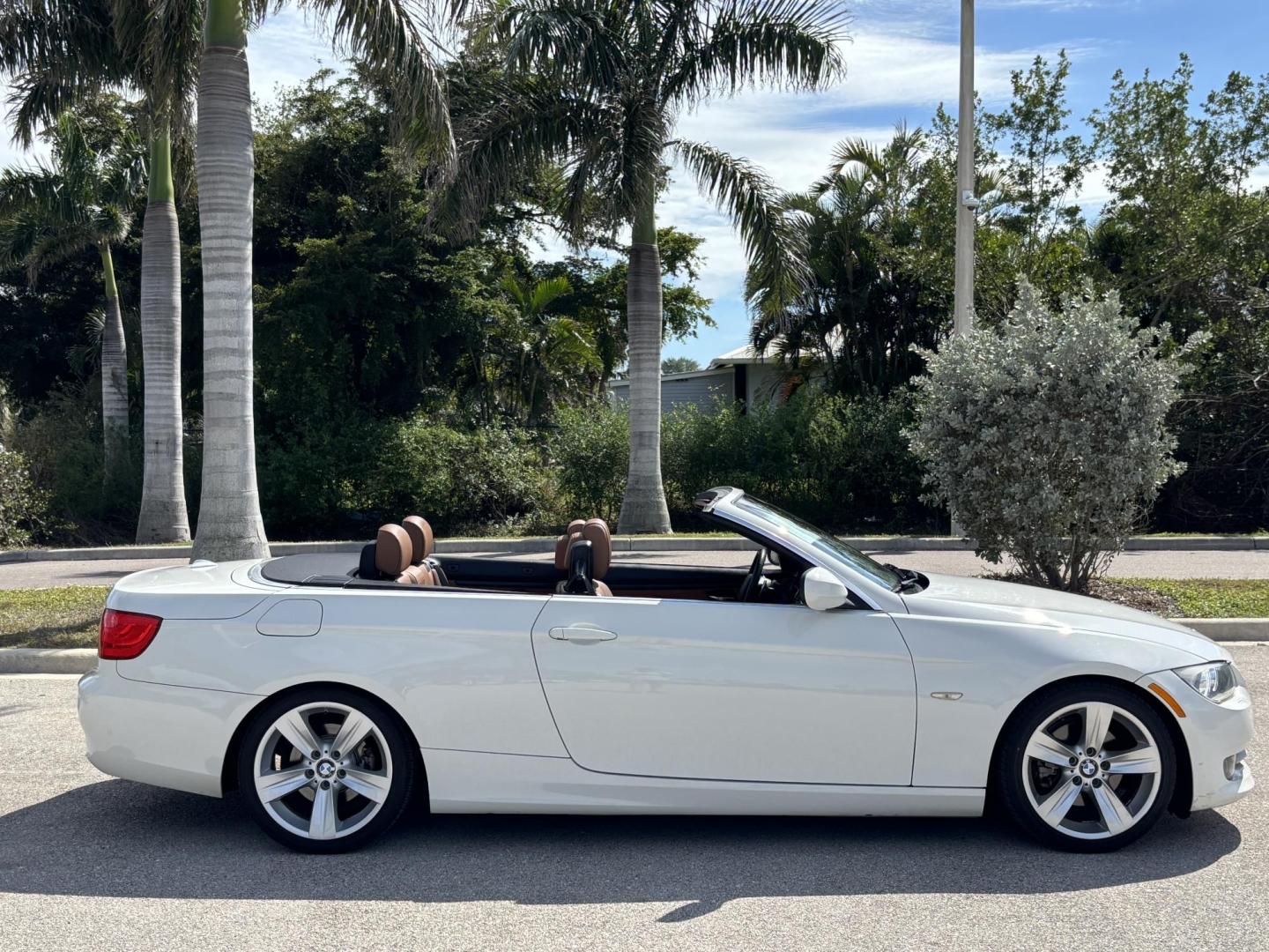 2011 WHITE /BEIGE BMW 328i Convertible Hardtop I SULEV (WBADW7C54BE) with an 3.0L engine, Automatic transmission, located at 11170 Summerlin Square Dr., Fort Myers Beach, FL, 33931, (239) 999-7777, 26.493546, -81.941628 - We have financing available and we accept trades! Fill out a credit application on our website or come by today! If you have any questions, give us a call at (239) 999 - 7777 or visit our website at firstautocredit.com. 11170 Summerlin Square Dr, Fort Myers Beach, FL 33931 - Photo#11