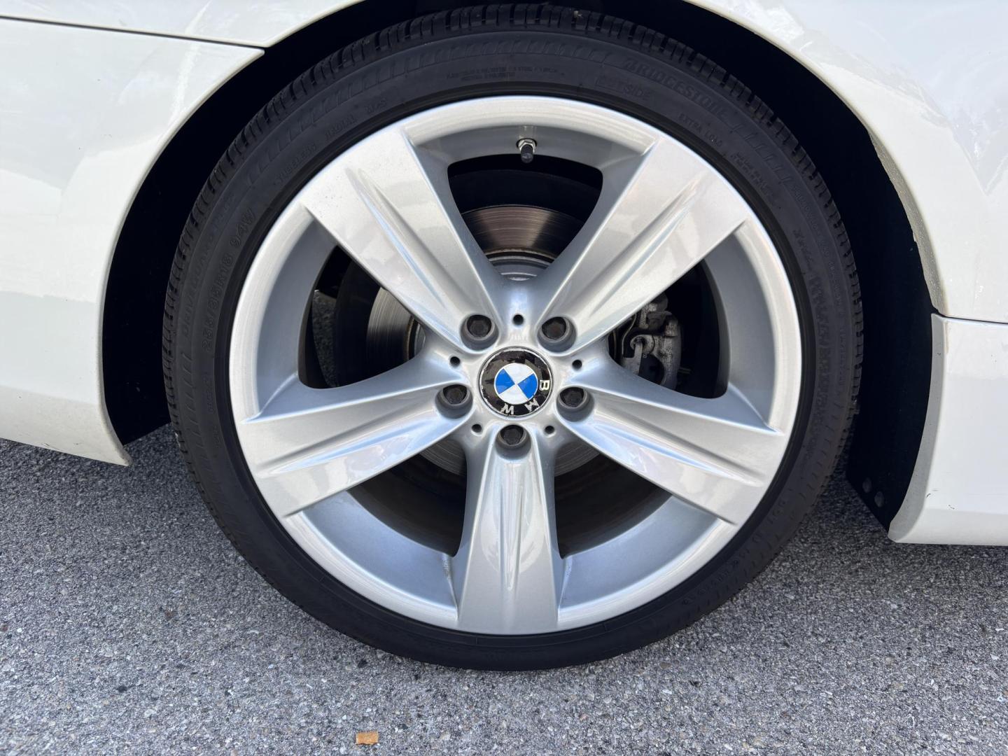 2011 WHITE /BEIGE BMW 328i Convertible Hardtop I SULEV (WBADW7C54BE) with an 3.0L engine, Automatic transmission, located at 11170 Summerlin Square Dr., Fort Myers Beach, FL, 33931, (239) 999-7777, 26.493546, -81.941628 - We have financing available and we accept trades! Fill out a credit application on our website or come by today! If you have any questions, give us a call at (239) 999 - 7777 or visit our website at firstautocredit.com. 11170 Summerlin Square Dr, Fort Myers Beach, FL 33931 - Photo#40