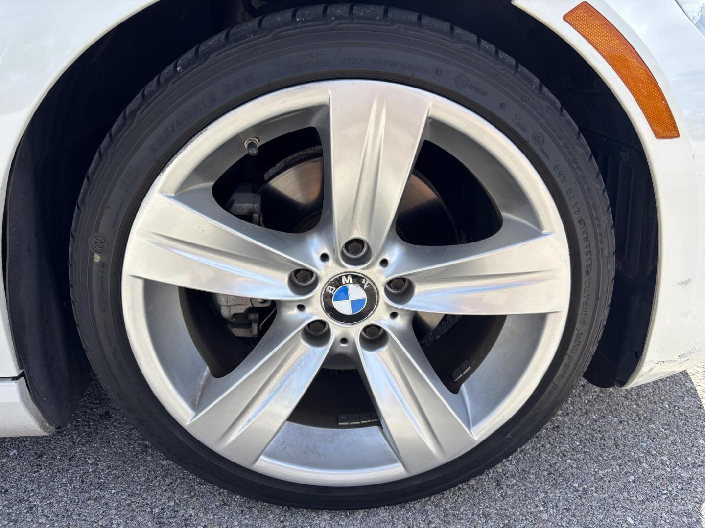 2011 WHITE /BEIGE BMW 328i Convertible Hardtop I SULEV (WBADW7C54BE) with an 3.0L engine, Automatic transmission, located at 11170 Summerlin Square Dr., Fort Myers Beach, FL, 33931, (239) 999-7777, 26.493546, -81.941628 - We have financing available and we accept trades! Fill out a credit application on our website or come by today! If you have any questions, give us a call at (239) 999 - 7777 or visit our website at firstautocredit.com. 11170 Summerlin Square Dr, Fort Myers Beach, FL 33931 - Photo#41