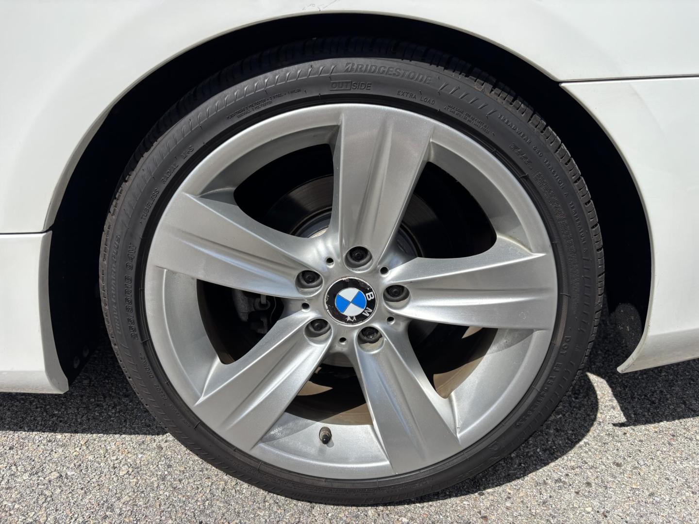 2011 WHITE /BEIGE BMW 328i Convertible Hardtop I SULEV (WBADW7C54BE) with an 3.0L engine, Automatic transmission, located at 11170 Summerlin Square Dr., Fort Myers Beach, FL, 33931, (239) 999-7777, 26.493546, -81.941628 - We have financing available and we accept trades! Fill out a credit application on our website or come by today! If you have any questions, give us a call at (239) 999 - 7777 or visit our website at firstautocredit.com. 11170 Summerlin Square Dr, Fort Myers Beach, FL 33931 - Photo#43