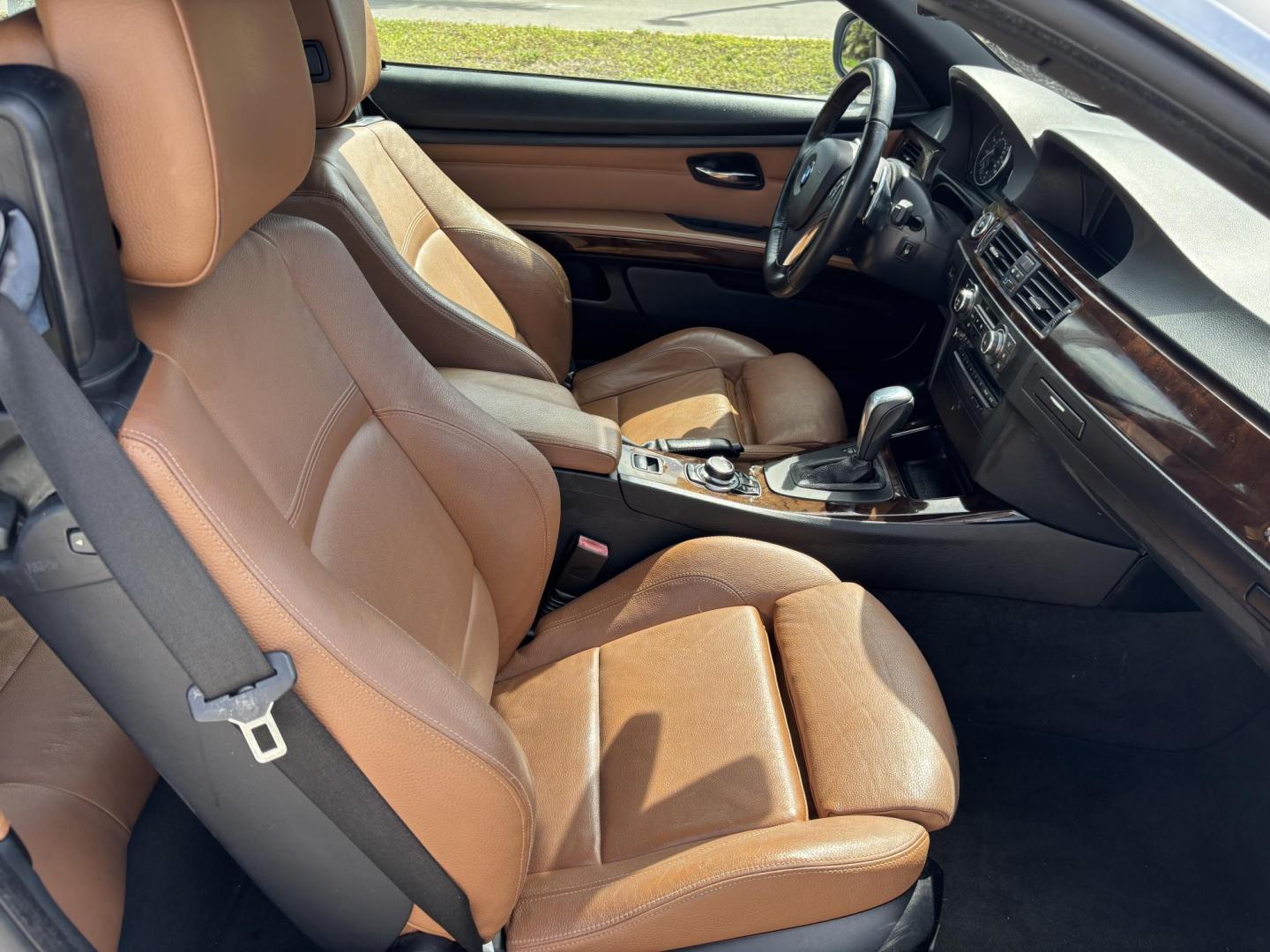 2011 WHITE /BEIGE BMW 328i Convertible Hardtop I SULEV (WBADW7C54BE) with an 3.0L engine, Automatic transmission, located at 11170 Summerlin Square Dr., Fort Myers Beach, FL, 33931, (239) 999-7777, 26.493546, -81.941628 - We have financing available and we accept trades! Fill out a credit application on our website or come by today! If you have any questions, give us a call at (239) 999 - 7777 or visit our website at firstautocredit.com. 11170 Summerlin Square Dr, Fort Myers Beach, FL 33931 - Photo#19