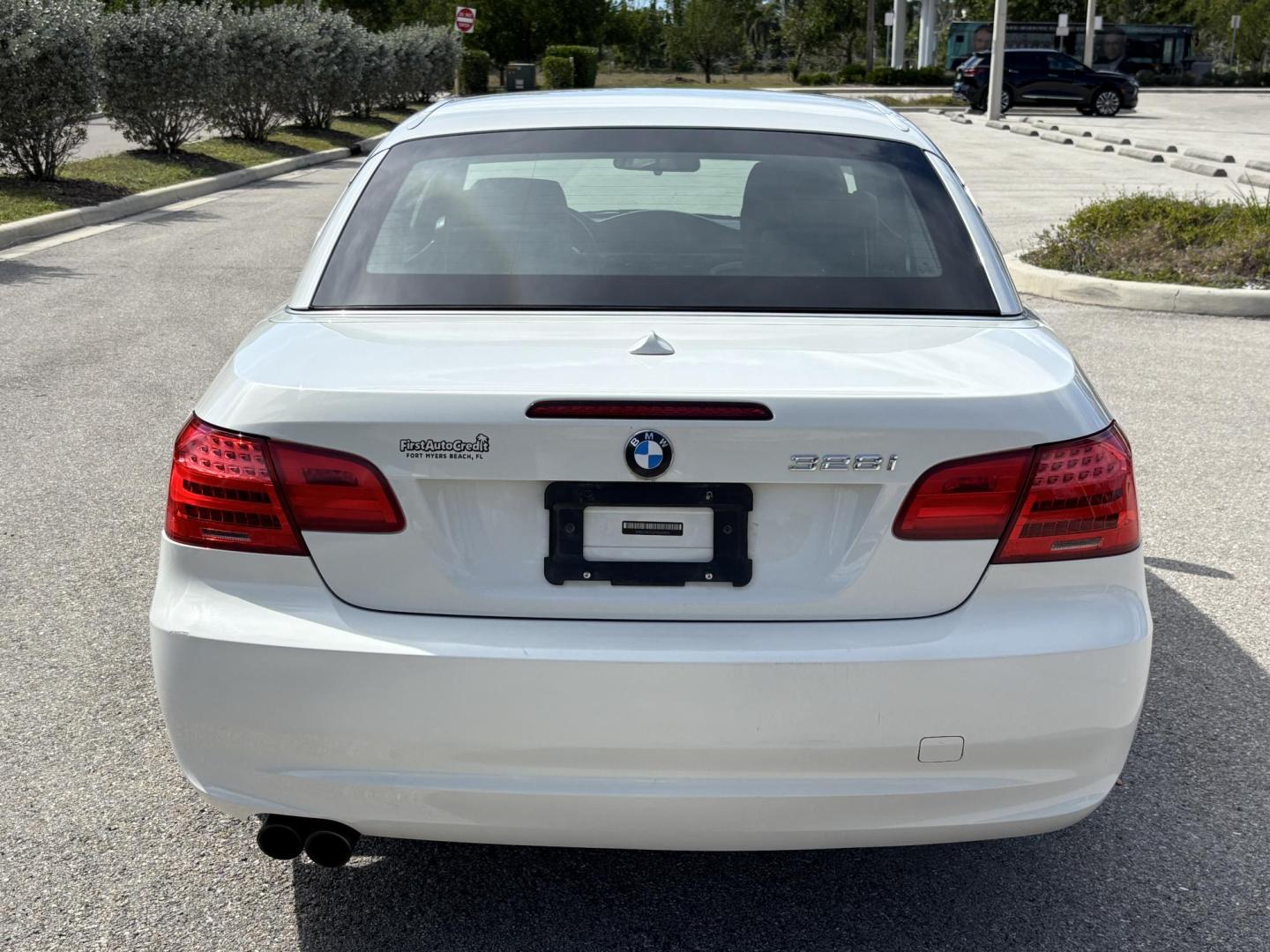 2011 WHITE /BEIGE BMW 328i Convertible Hardtop I SULEV (WBADW7C54BE) with an 3.0L engine, Automatic transmission, located at 11170 Summerlin Square Dr., Fort Myers Beach, FL, 33931, (239) 999-7777, 26.493546, -81.941628 - We have financing available and we accept trades! Fill out a credit application on our website or come by today! If you have any questions, give us a call at (239) 999 - 7777 or visit our website at firstautocredit.com. 11170 Summerlin Square Dr, Fort Myers Beach, FL 33931 - Photo#5