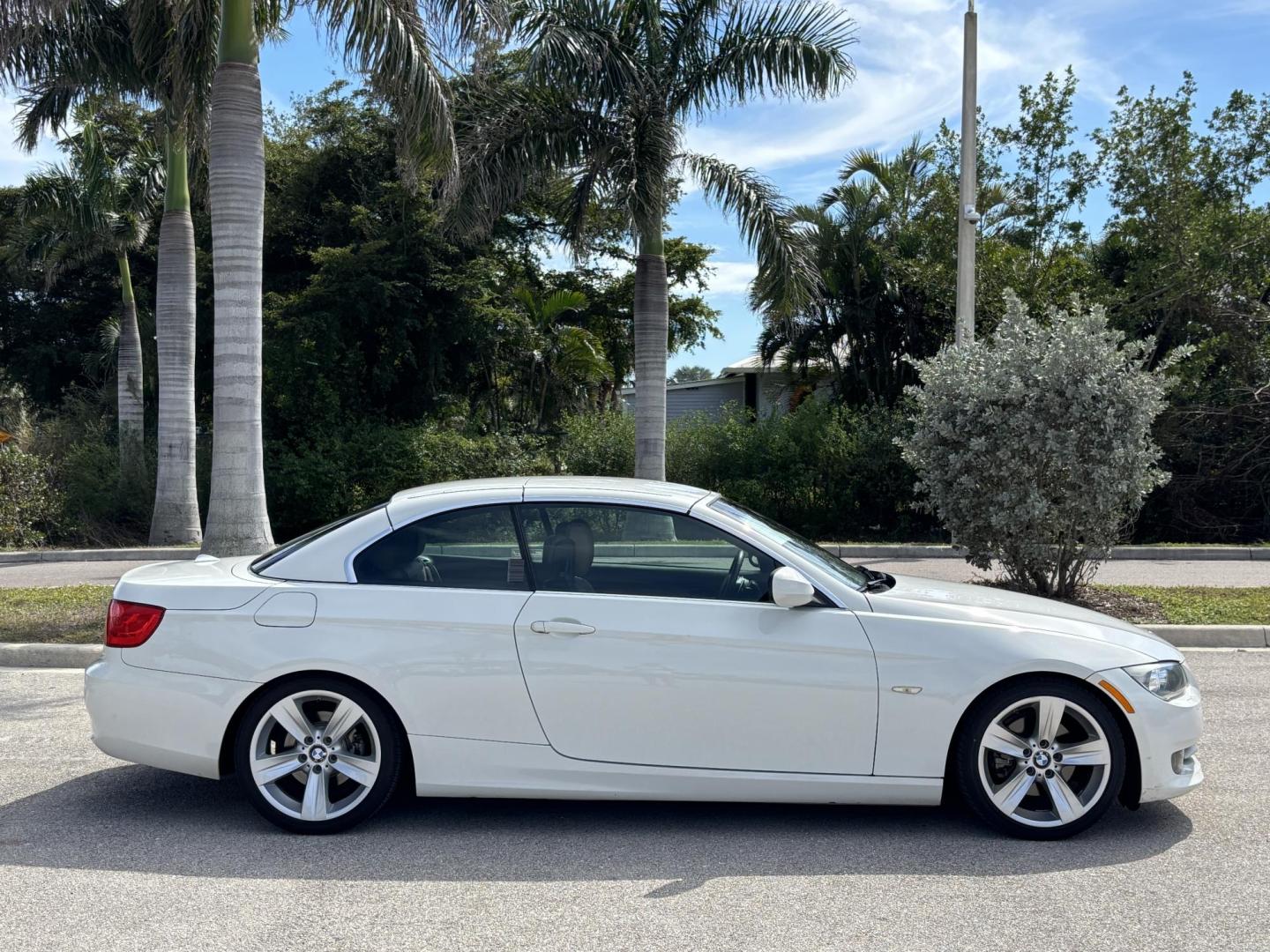 2011 WHITE /BEIGE BMW 328i Convertible Hardtop I SULEV (WBADW7C54BE) with an 3.0L engine, Automatic transmission, located at 11170 Summerlin Square Dr., Fort Myers Beach, FL, 33931, (239) 999-7777, 26.493546, -81.941628 - We have financing available and we accept trades! Fill out a credit application on our website or come by today! If you have any questions, give us a call at (239) 999 - 7777 or visit our website at firstautocredit.com. 11170 Summerlin Square Dr, Fort Myers Beach, FL 33931 - Photo#3