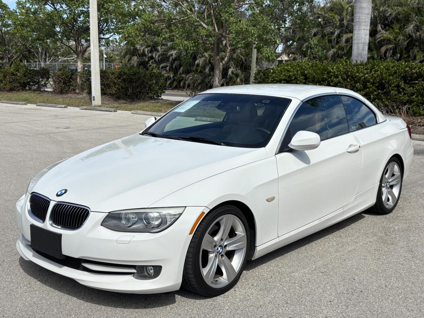 2011 WHITE /BEIGE BMW 328i Convertible Hardtop I SULEV (WBADW7C54BE) with an 3.0L engine, Automatic transmission, located at 11170 Summerlin Square Dr., Fort Myers Beach, FL, 33931, (239) 999-7777, 26.493546, -81.941628 - We have financing available and we accept trades! Fill out a credit application on our website or come by today! If you have any questions, give us a call at (239) 999 - 7777 or visit our website at firstautocredit.com. 11170 Summerlin Square Dr, Fort Myers Beach, FL 33931 - Photo#0