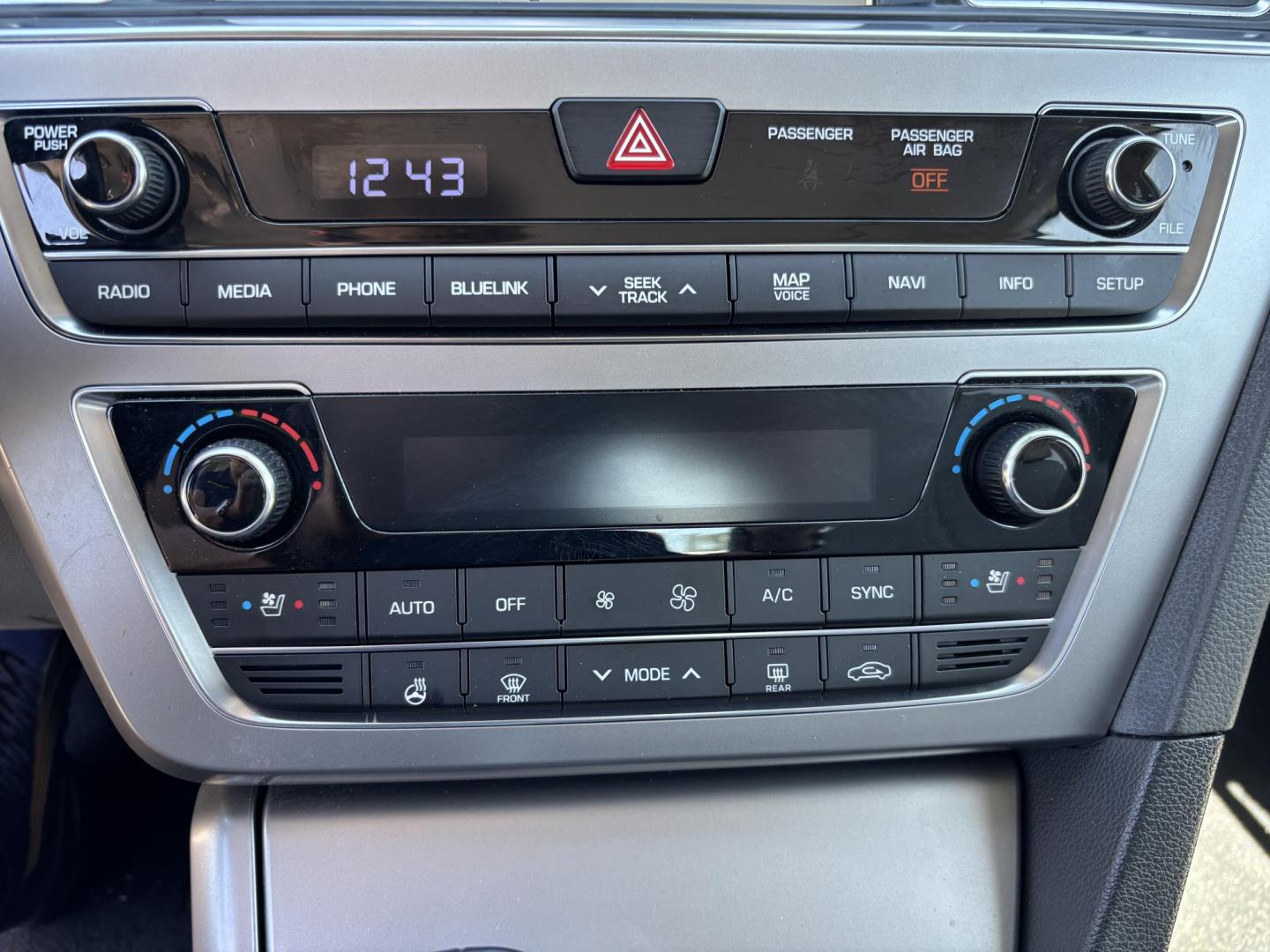 2016 SILVER HYUNDAI SONATA SPORT (5NPE34AF8GH) with an 2.4L engine, Automatic transmission, located at 11170 Summerlin Square Dr., Fort Myers Beach, FL, 33931, (239) 999-7777, 26.493546, -81.941628 - Photo#23