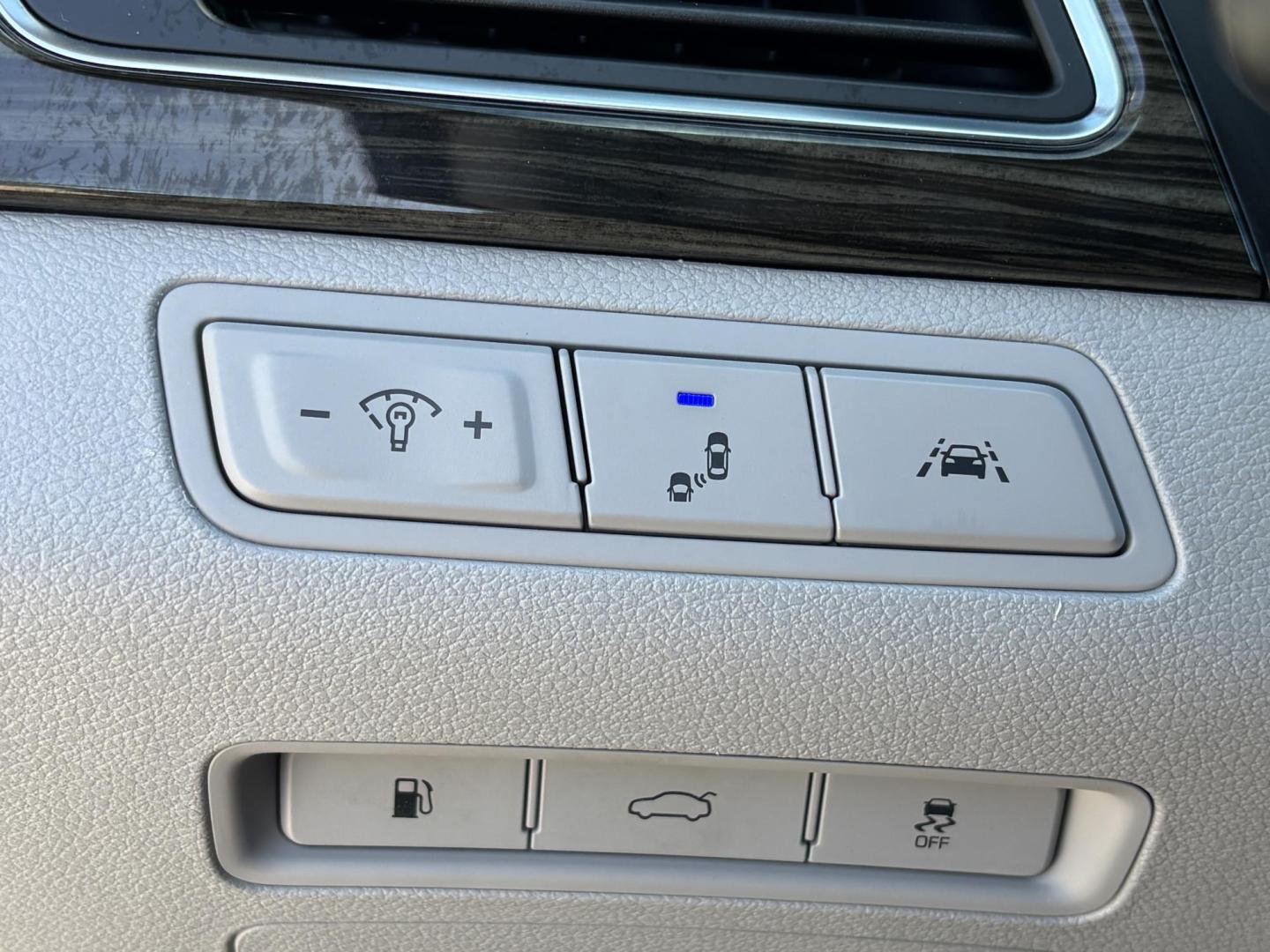 2016 SILVER HYUNDAI SONATA SPORT (5NPE34AF8GH) with an 2.4L engine, Automatic transmission, located at 11170 Summerlin Square Dr., Fort Myers Beach, FL, 33931, (239) 999-7777, 26.493546, -81.941628 - Photo#27