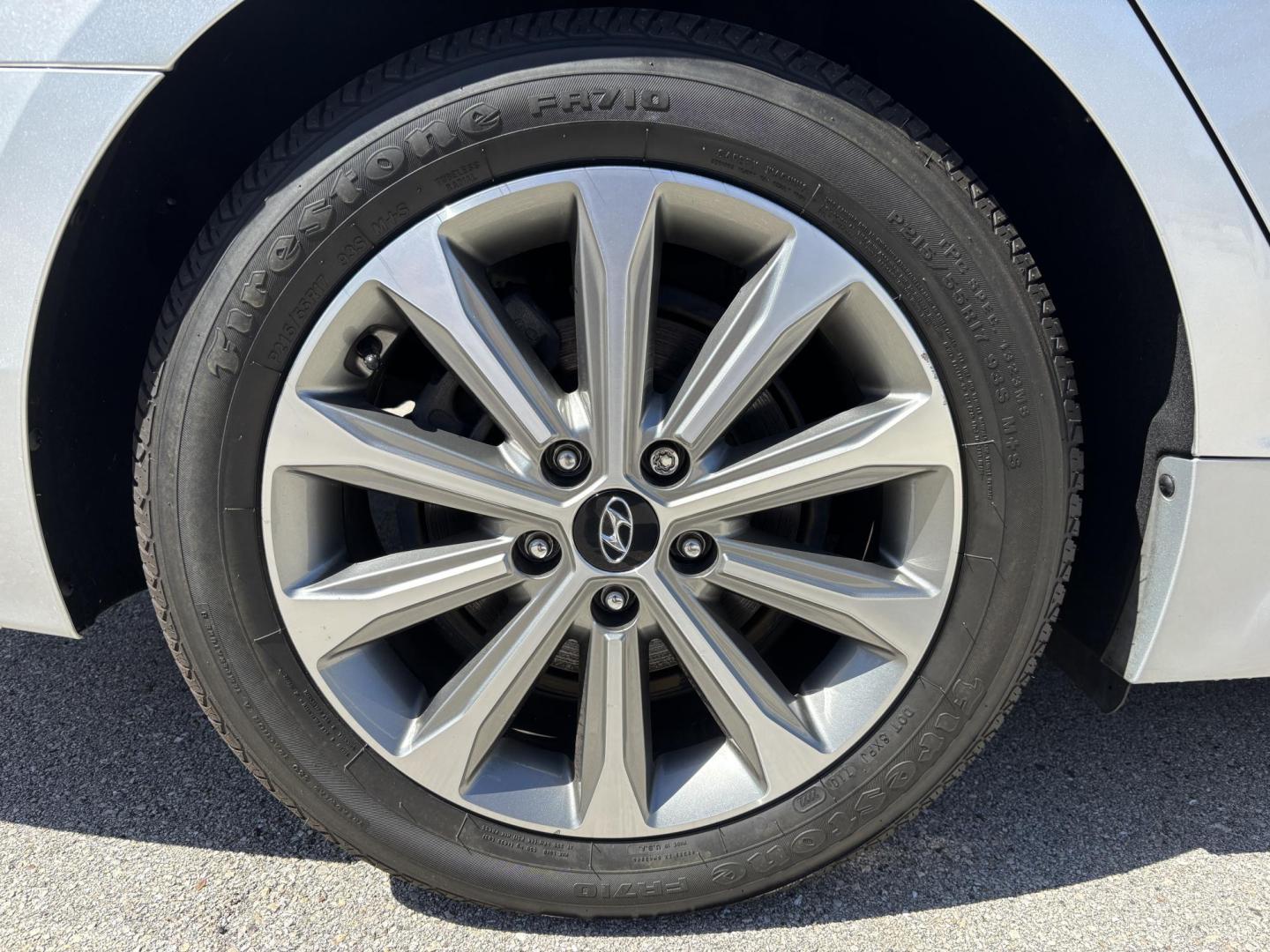2016 SILVER HYUNDAI SONATA SPORT (5NPE34AF8GH) with an 2.4L engine, Automatic transmission, located at 11170 Summerlin Square Dr., Fort Myers Beach, FL, 33931, (239) 999-7777, 26.493546, -81.941628 - Photo#38