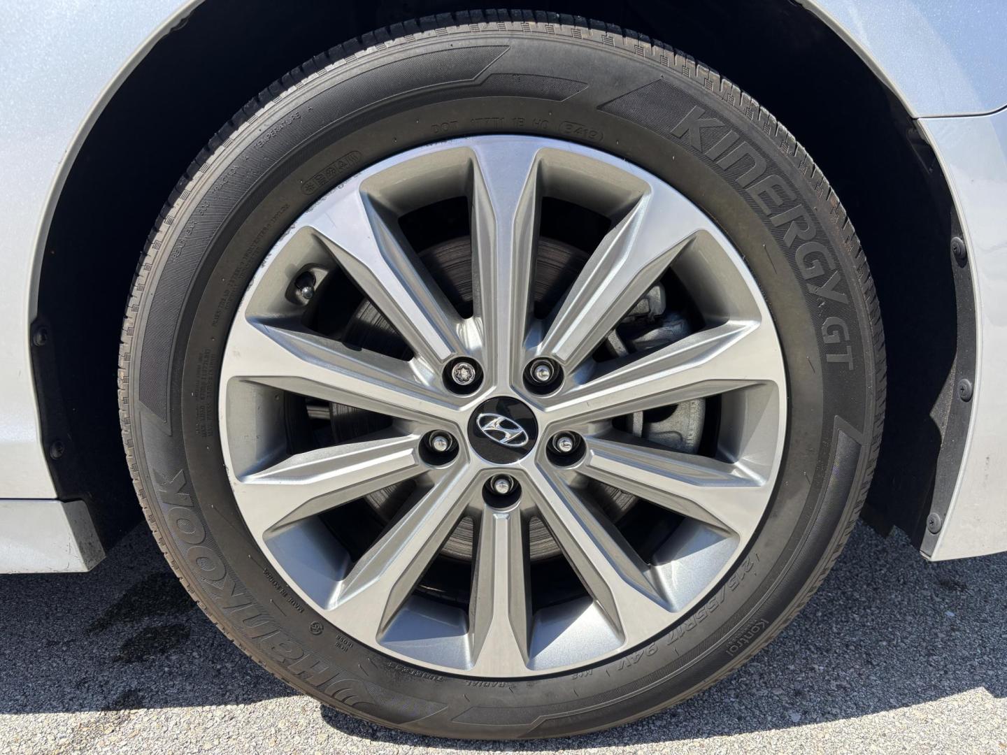 2016 SILVER HYUNDAI SONATA SPORT (5NPE34AF8GH) with an 2.4L engine, Automatic transmission, located at 11170 Summerlin Square Dr., Fort Myers Beach, FL, 33931, (239) 999-7777, 26.493546, -81.941628 - Photo#37