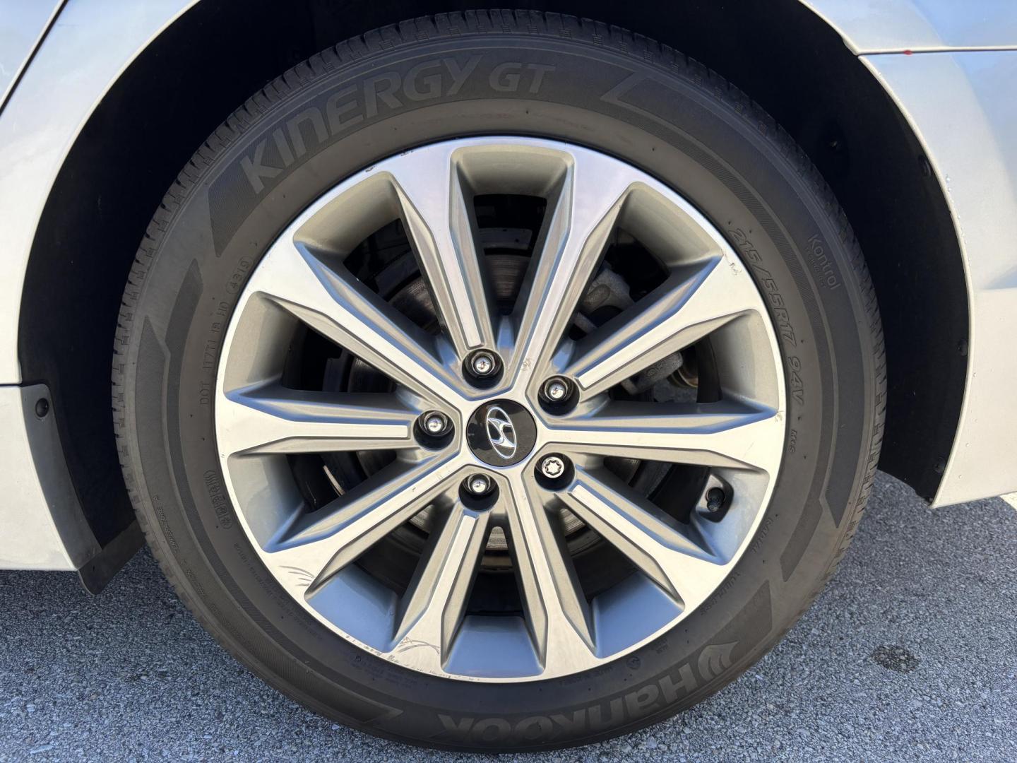 2016 SILVER HYUNDAI SONATA SPORT (5NPE34AF8GH) with an 2.4L engine, Automatic transmission, located at 11170 Summerlin Square Dr., Fort Myers Beach, FL, 33931, (239) 999-7777, 26.493546, -81.941628 - Photo#39