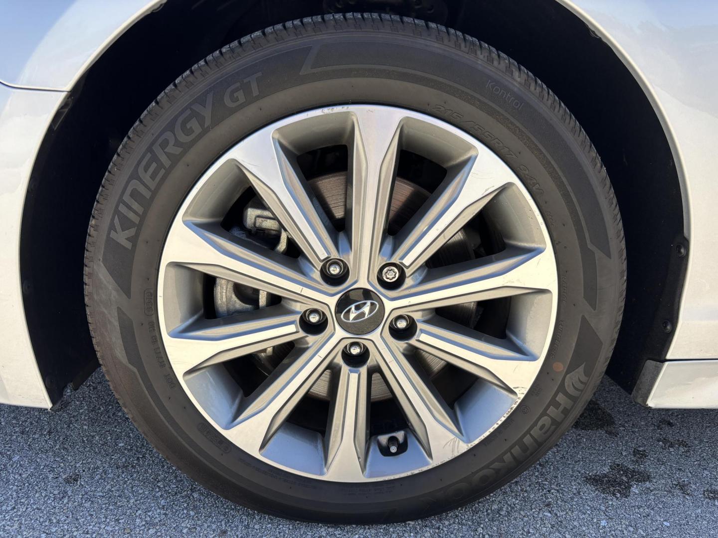 2016 SILVER HYUNDAI SONATA SPORT (5NPE34AF8GH) with an 2.4L engine, Automatic transmission, located at 11170 Summerlin Square Dr., Fort Myers Beach, FL, 33931, (239) 999-7777, 26.493546, -81.941628 - Photo#40