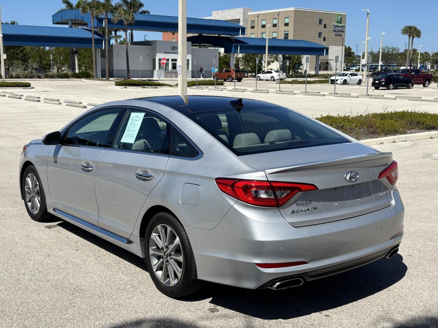 2016 SILVER HYUNDAI SONATA SPORT (5NPE34AF8GH) with an 2.4L engine, Automatic transmission, located at 11170 Summerlin Square Dr., Fort Myers Beach, FL, 33931, (239) 999-7777, 26.493546, -81.941628 - Photo#4