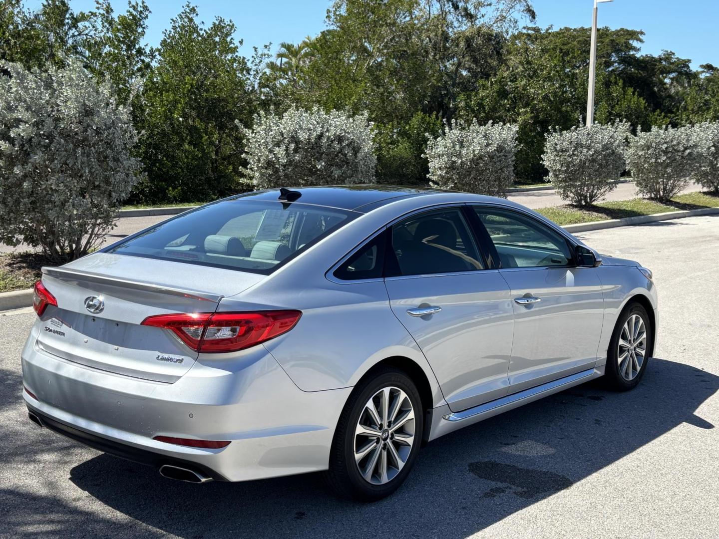2016 SILVER HYUNDAI SONATA SPORT (5NPE34AF8GH) with an 2.4L engine, Automatic transmission, located at 11170 Summerlin Square Dr., Fort Myers Beach, FL, 33931, (239) 999-7777, 26.493546, -81.941628 - Photo#6