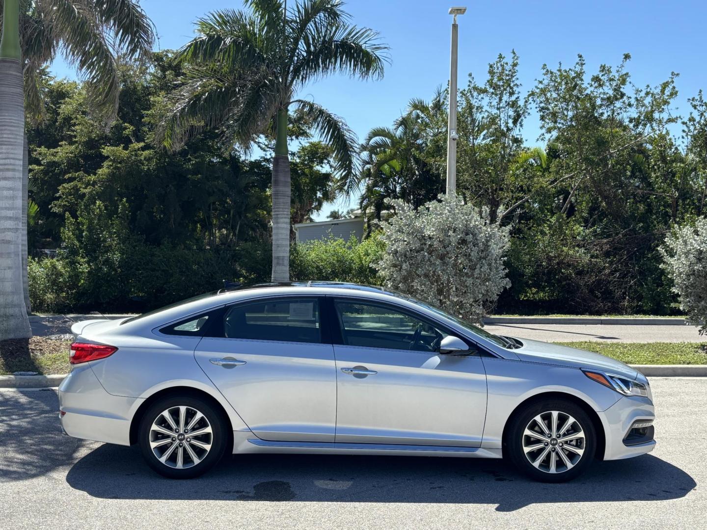 2016 SILVER HYUNDAI SONATA SPORT (5NPE34AF8GH) with an 2.4L engine, Automatic transmission, located at 11170 Summerlin Square Dr., Fort Myers Beach, FL, 33931, (239) 999-7777, 26.493546, -81.941628 - Photo#3