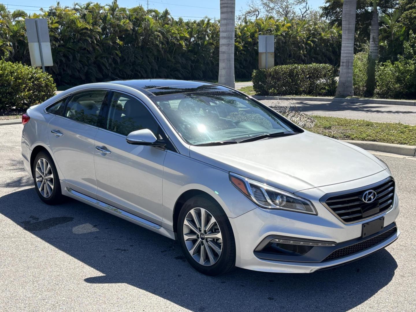 2016 SILVER HYUNDAI SONATA SPORT (5NPE34AF8GH) with an 2.4L engine, Automatic transmission, located at 11170 Summerlin Square Dr., Fort Myers Beach, FL, 33931, (239) 999-7777, 26.493546, -81.941628 - Photo#2