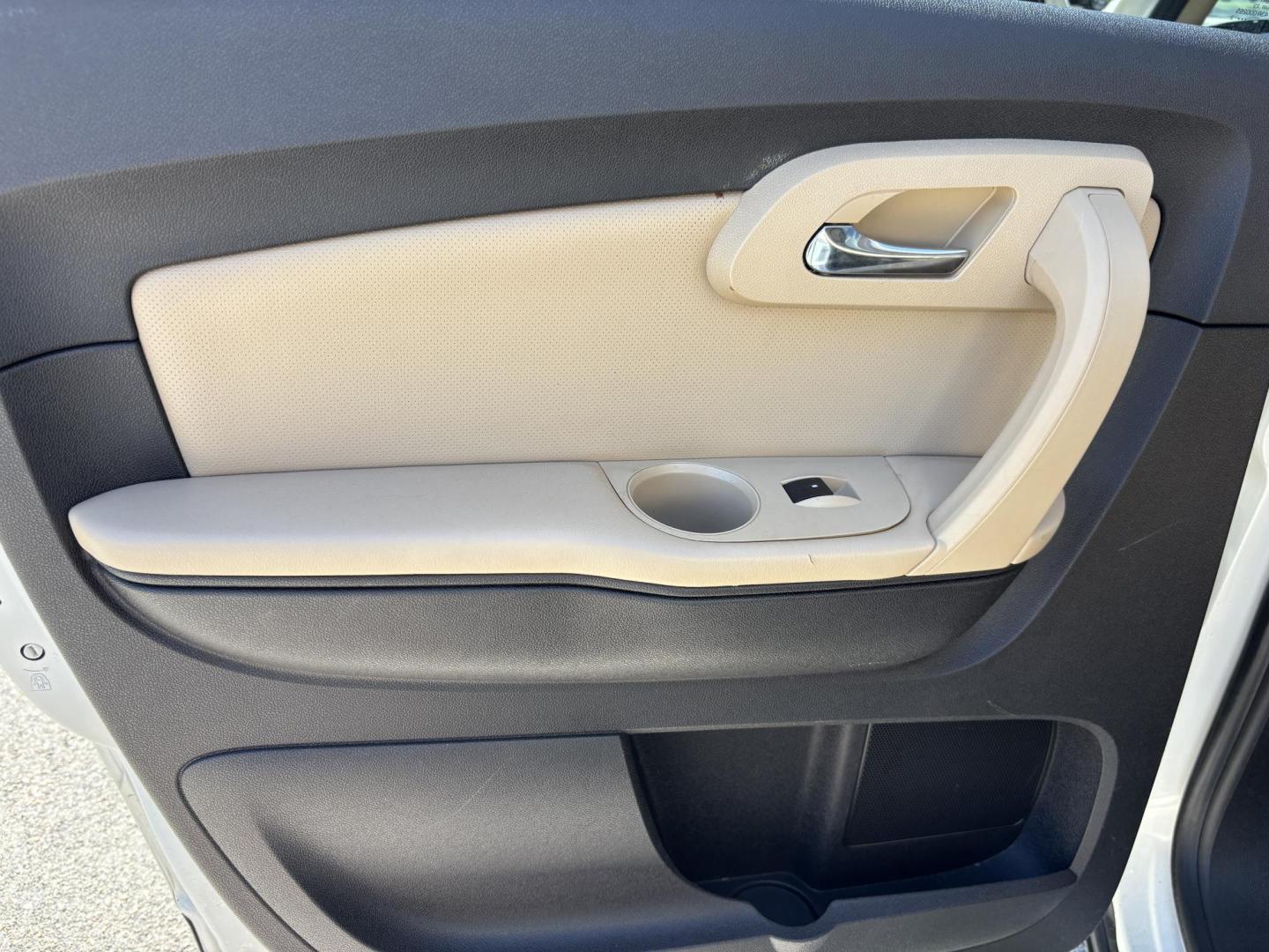 2012 WHITE /Tan Leather CHEVROLET TRAVERSE LTZ (1GNKVLED1CJ) with an 3.6L engine, Automatic transmission, located at 11170 Summerlin Square Dr., Fort Myers Beach, FL, 33931, (239) 999-7777, 26.493546, -81.941628 - Rear Entertainment Bucket Seats Mid Row 3rd Row - Photo#22