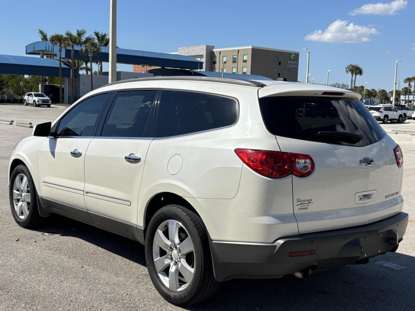 2012 WHITE /Tan Leather CHEVROLET TRAVERSE LTZ (1GNKVLED1CJ) with an 3.6L engine, Automatic transmission, located at 11170 Summerlin Square Dr., Fort Myers Beach, FL, 33931, (239) 999-7777, 26.493546, -81.941628 - Rear Entertainment Bucket Seats Mid Row 3rd Row - Photo#4
