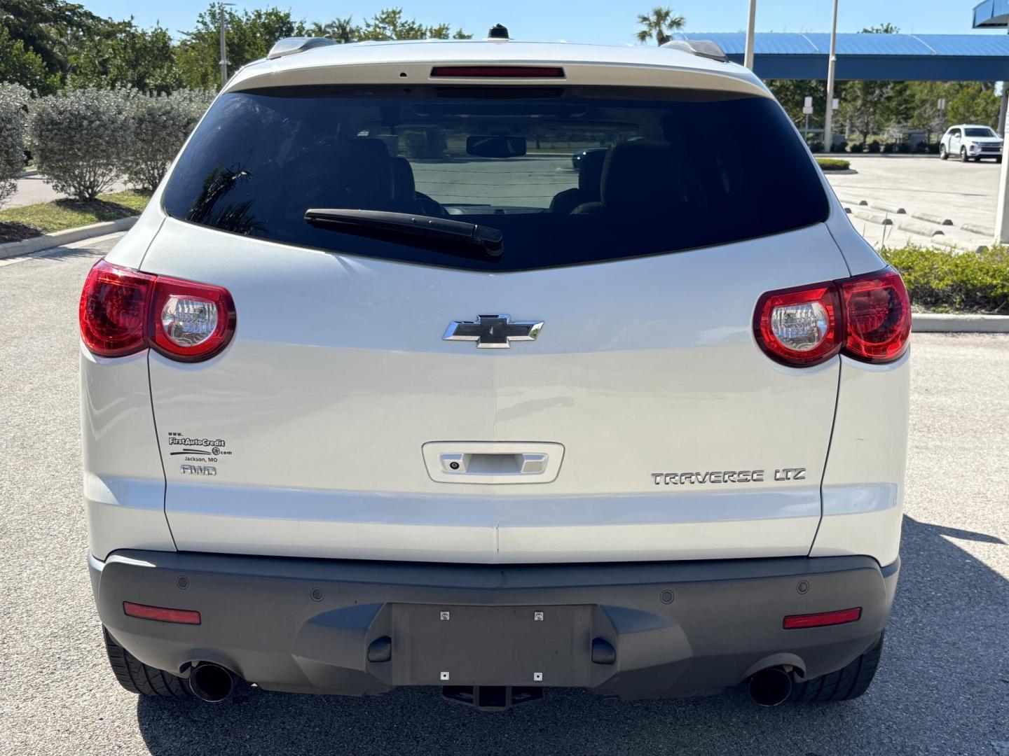 2012 WHITE /Tan Leather CHEVROLET TRAVERSE LTZ (1GNKVLED1CJ) with an 3.6L engine, Automatic transmission, located at 11170 Summerlin Square Dr., Fort Myers Beach, FL, 33931, (239) 999-7777, 26.493546, -81.941628 - Rear Entertainment Bucket Seats Mid Row 3rd Row - Photo#5