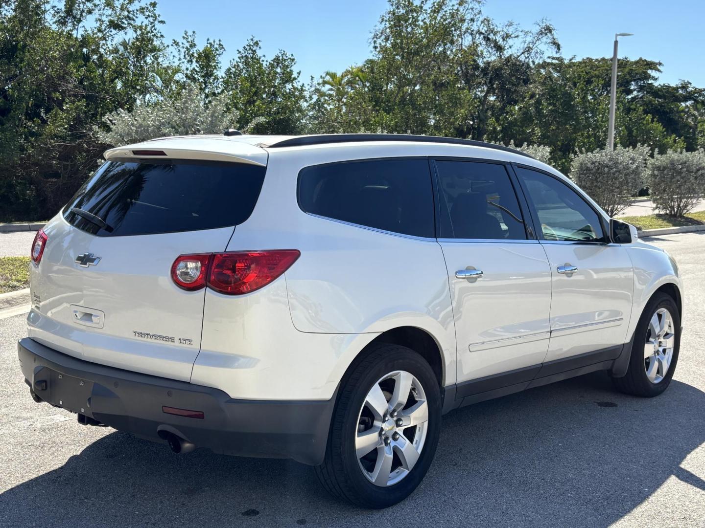 2012 WHITE /Tan Leather CHEVROLET TRAVERSE LTZ (1GNKVLED1CJ) with an 3.6L engine, Automatic transmission, located at 11170 Summerlin Square Dr., Fort Myers Beach, FL, 33931, (239) 999-7777, 26.493546, -81.941628 - Rear Entertainment Bucket Seats Mid Row 3rd Row - Photo#6