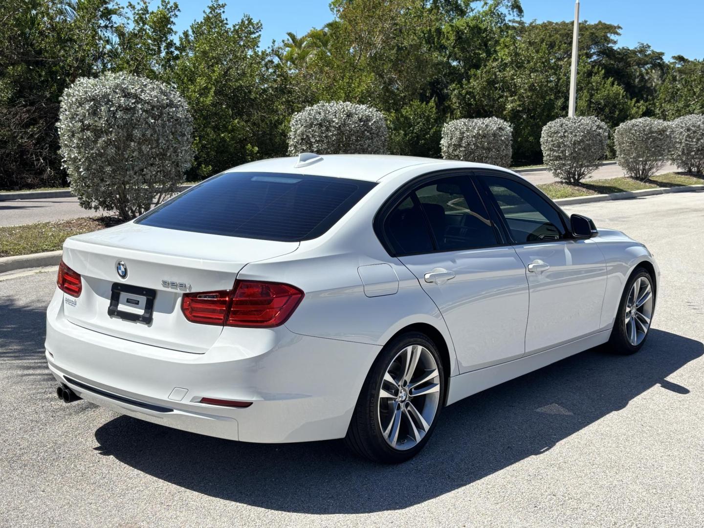 2014 WHITE /CHARCOAL BMW 3-Series 328i Sedan (WBA3A5C55EF) with an 2.0L L4 DOHC 16V engine, located at 11170 Summerlin Square Dr., Fort Myers Beach, FL, 33931, (239) 999-7777, 26.493546, -81.941628 - Photo#6