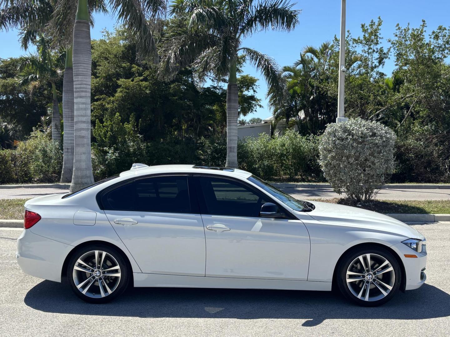 2014 WHITE /CHARCOAL BMW 3-Series 328i Sedan (WBA3A5C55EF) with an 2.0L L4 DOHC 16V engine, located at 11170 Summerlin Square Dr., Fort Myers Beach, FL, 33931, (239) 999-7777, 26.493546, -81.941628 - Photo#3