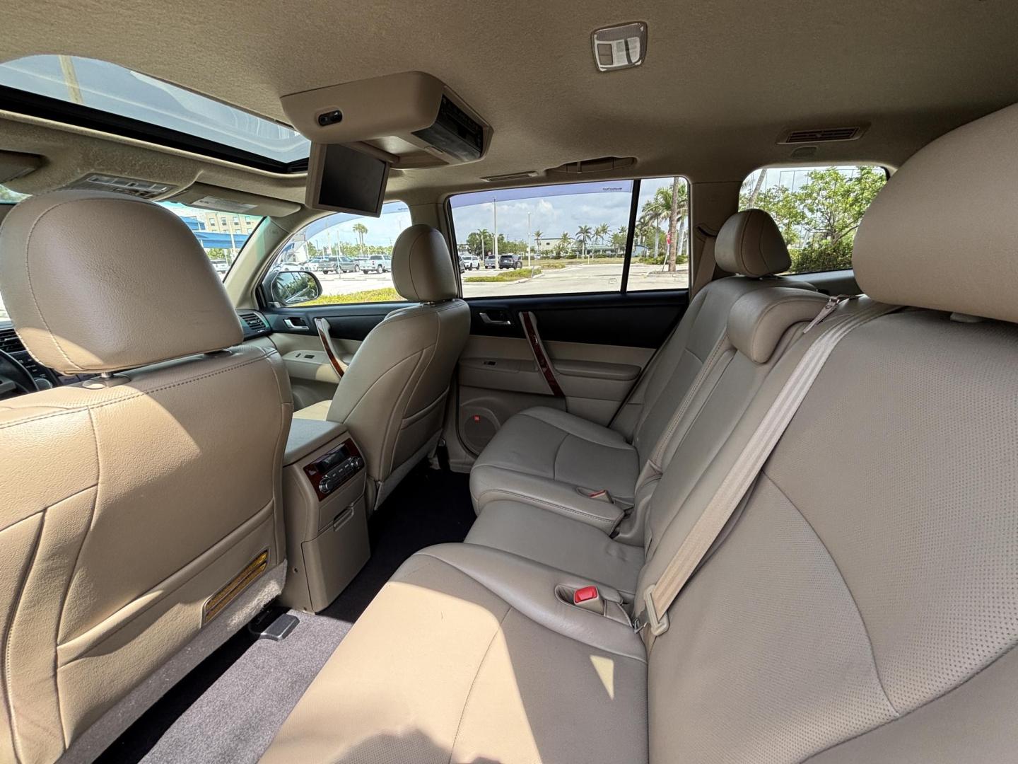 2012 GREEN /Tan Toyota Highlander Limited 4WD (5TDDK3EH1CS) with an 3.5L V6 DOHC 24V engine, 5-Speed Automatic transmission, located at 11170 Summerlin Square Dr., Fort Myers Beach, FL, 33931, (239) 999-7777, 26.493546, -81.941628 - Photo#31
