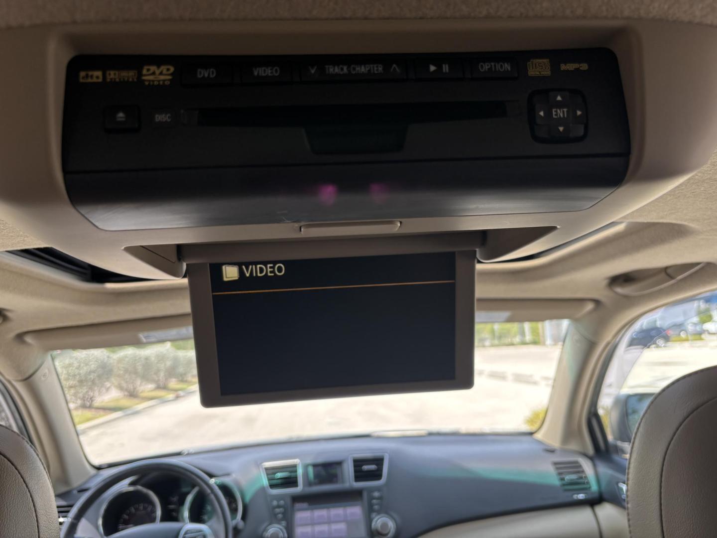2012 GREEN /Tan Toyota Highlander Limited 4WD (5TDDK3EH1CS) with an 3.5L V6 DOHC 24V engine, 5-Speed Automatic transmission, located at 11170 Summerlin Square Dr., Fort Myers Beach, FL, 33931, (239) 999-7777, 26.493546, -81.941628 - Photo#32