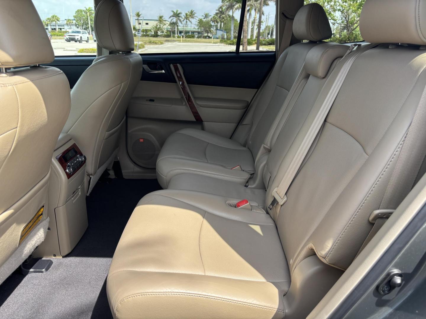 2012 GREEN /Tan Toyota Highlander Limited 4WD (5TDDK3EH1CS) with an 3.5L V6 DOHC 24V engine, 5-Speed Automatic transmission, located at 11170 Summerlin Square Dr., Fort Myers Beach, FL, 33931, (239) 999-7777, 26.493546, -81.941628 - Photo#30