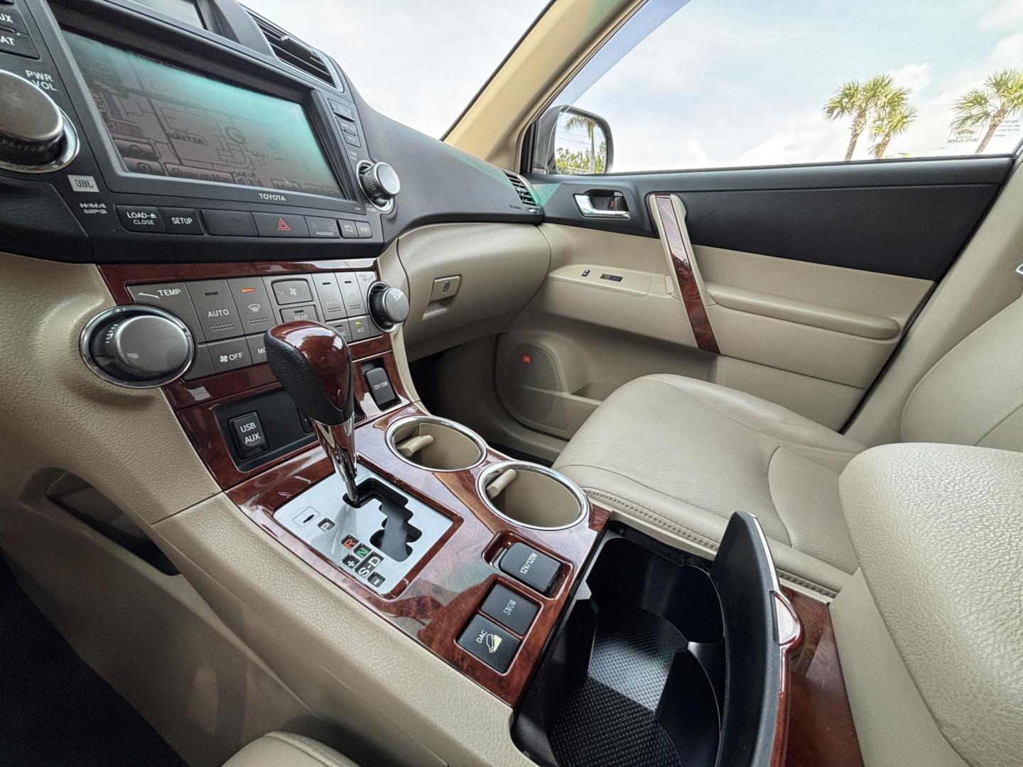 2012 GREEN /Tan Toyota Highlander Limited 4WD (5TDDK3EH1CS) with an 3.5L V6 DOHC 24V engine, 5-Speed Automatic transmission, located at 11170 Summerlin Square Dr., Fort Myers Beach, FL, 33931, (239) 999-7777, 26.493546, -81.941628 - Photo#24