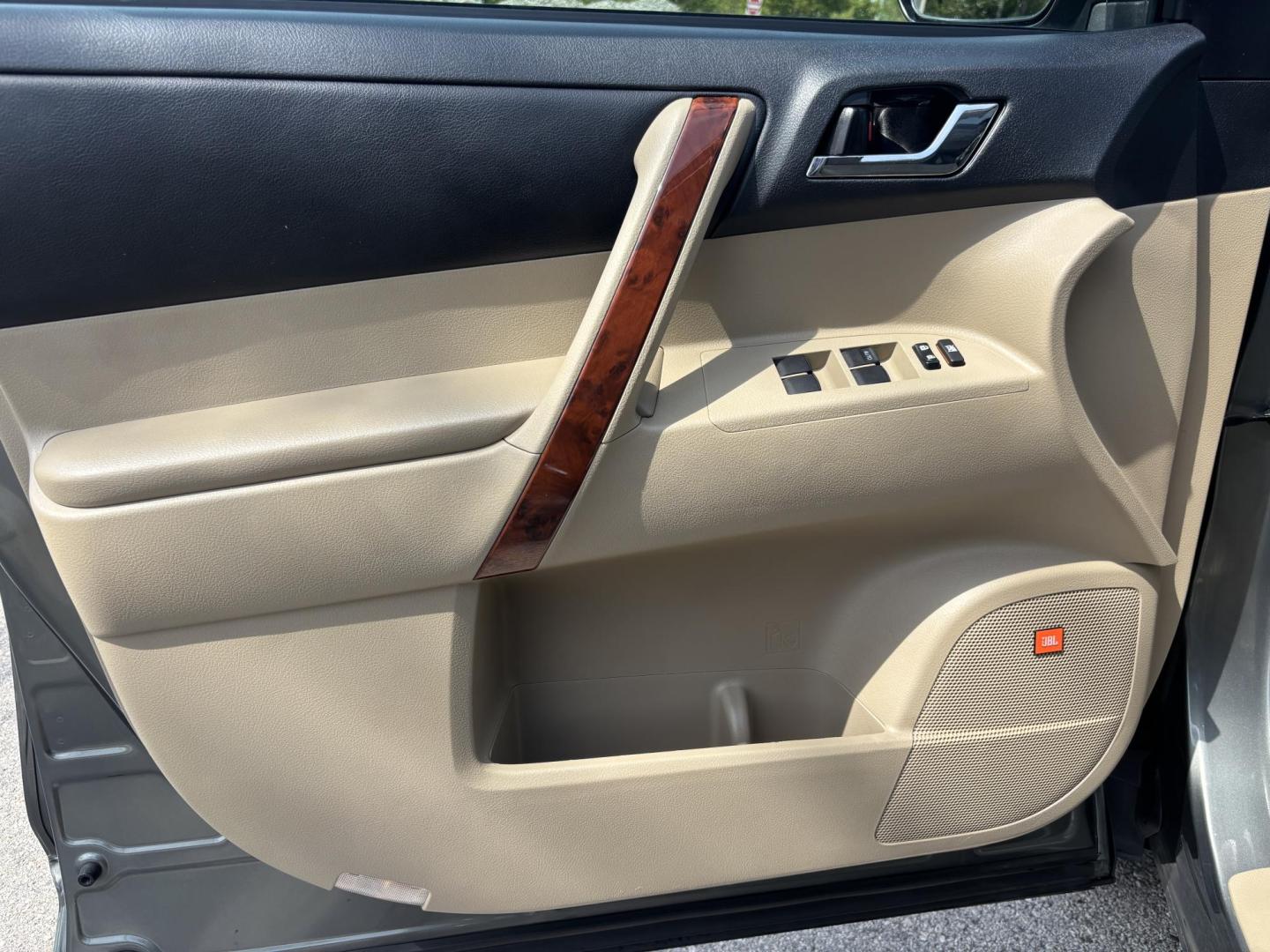 2012 GREEN /Tan Toyota Highlander Limited 4WD (5TDDK3EH1CS) with an 3.5L V6 DOHC 24V engine, 5-Speed Automatic transmission, located at 11170 Summerlin Square Dr., Fort Myers Beach, FL, 33931, (239) 999-7777, 26.493546, -81.941628 - Photo#42