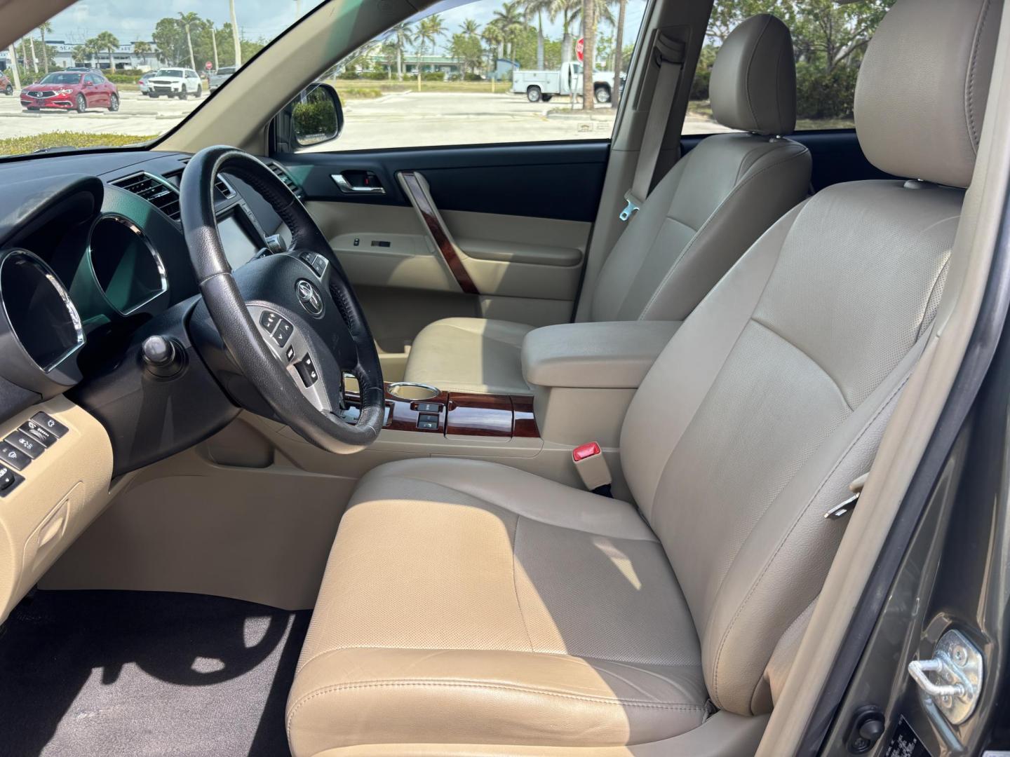 2012 GREEN /Tan Toyota Highlander Limited 4WD (5TDDK3EH1CS) with an 3.5L V6 DOHC 24V engine, 5-Speed Automatic transmission, located at 11170 Summerlin Square Dr., Fort Myers Beach, FL, 33931, (239) 999-7777, 26.493546, -81.941628 - Photo#12