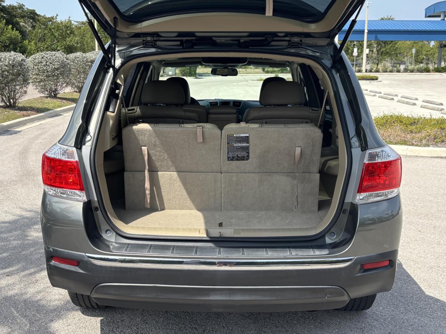 2012 GREEN /Tan Toyota Highlander Limited 4WD (5TDDK3EH1CS) with an 3.5L V6 DOHC 24V engine, 5-Speed Automatic transmission, located at 11170 Summerlin Square Dr., Fort Myers Beach, FL, 33931, (239) 999-7777, 26.493546, -81.941628 - Photo#7