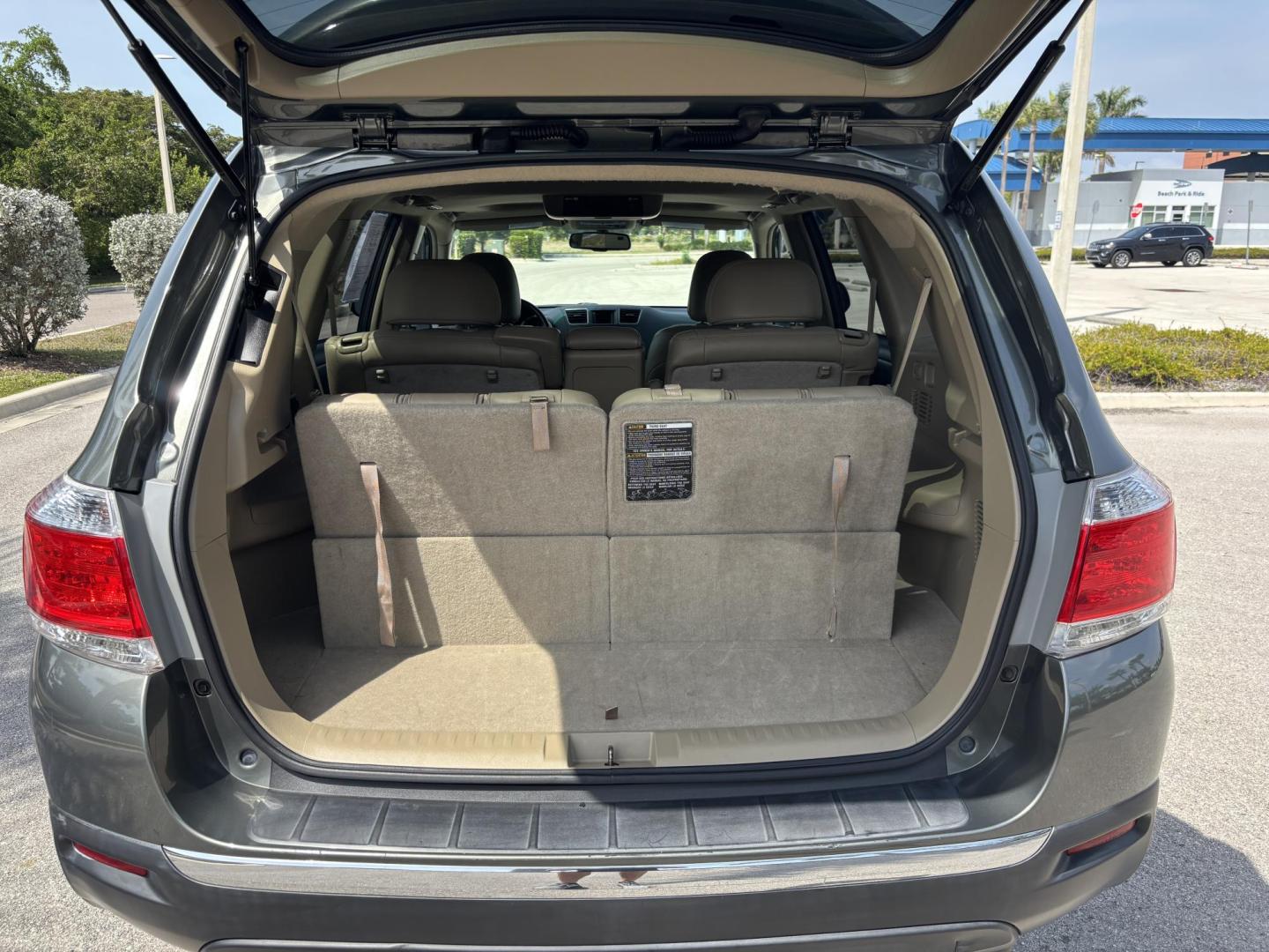 2012 GREEN /Tan Toyota Highlander Limited 4WD (5TDDK3EH1CS) with an 3.5L V6 DOHC 24V engine, 5-Speed Automatic transmission, located at 11170 Summerlin Square Dr., Fort Myers Beach, FL, 33931, (239) 999-7777, 26.493546, -81.941628 - Photo#8