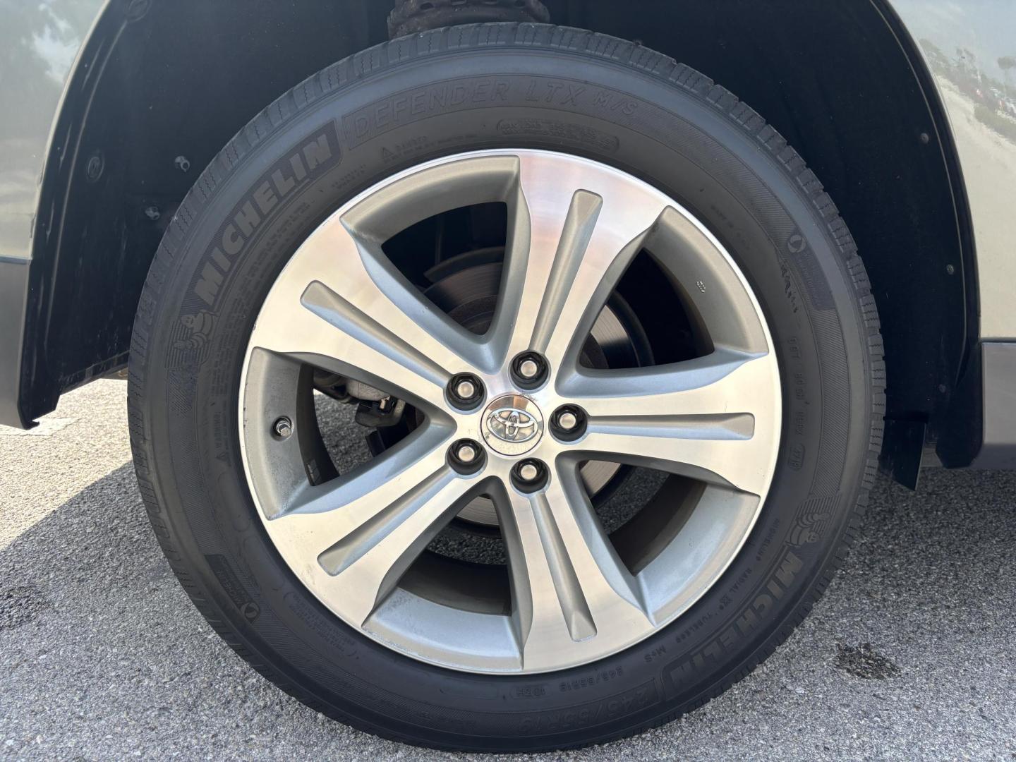 2012 GREEN /Tan Toyota Highlander Limited 4WD (5TDDK3EH1CS) with an 3.5L V6 DOHC 24V engine, 5-Speed Automatic transmission, located at 11170 Summerlin Square Dr., Fort Myers Beach, FL, 33931, (239) 999-7777, 26.493546, -81.941628 - Photo#50
