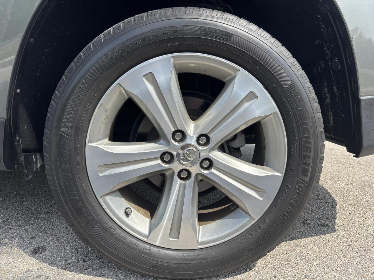 2012 GREEN /Tan Toyota Highlander Limited 4WD (5TDDK3EH1CS) with an 3.5L V6 DOHC 24V engine, 5-Speed Automatic transmission, located at 11170 Summerlin Square Dr., Fort Myers Beach, FL, 33931, (239) 999-7777, 26.493546, -81.941628 - Photo#51