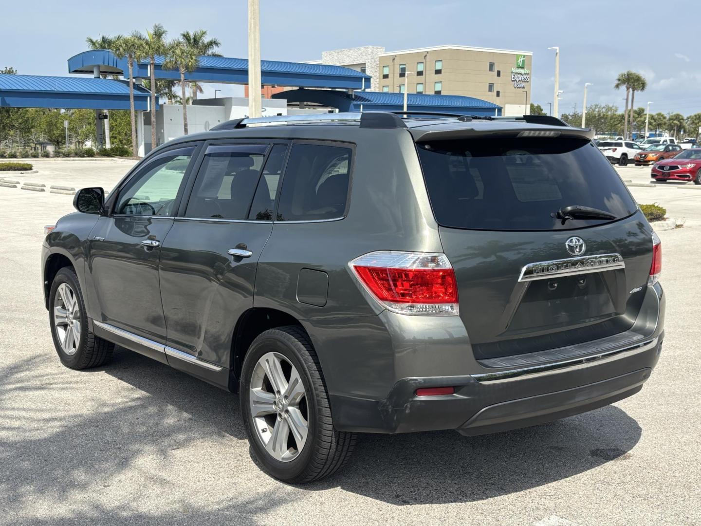 2012 GREEN /Tan Toyota Highlander Limited 4WD (5TDDK3EH1CS) with an 3.5L V6 DOHC 24V engine, 5-Speed Automatic transmission, located at 11170 Summerlin Square Dr., Fort Myers Beach, FL, 33931, (239) 999-7777, 26.493546, -81.941628 - Photo#4