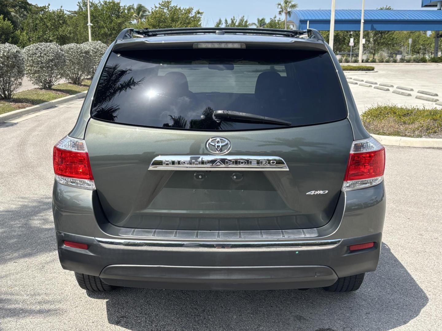2012 GREEN /Tan Toyota Highlander Limited 4WD (5TDDK3EH1CS) with an 3.5L V6 DOHC 24V engine, 5-Speed Automatic transmission, located at 11170 Summerlin Square Dr., Fort Myers Beach, FL, 33931, (239) 999-7777, 26.493546, -81.941628 - Photo#5