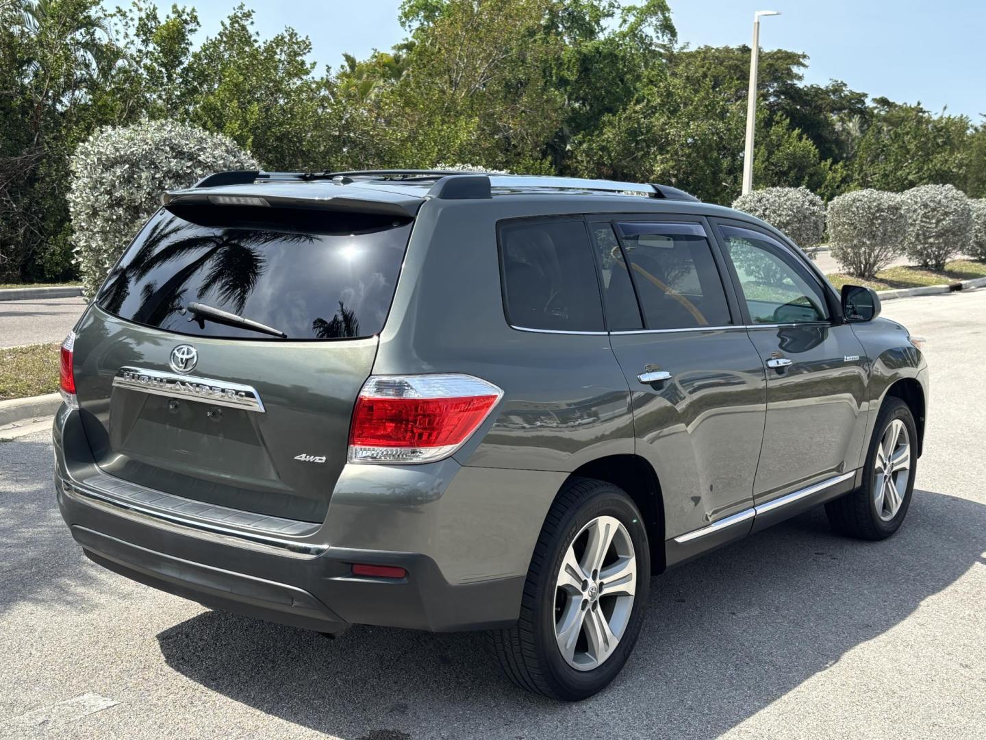 2012 GREEN /Tan Toyota Highlander Limited 4WD (5TDDK3EH1CS) with an 3.5L V6 DOHC 24V engine, 5-Speed Automatic transmission, located at 11170 Summerlin Square Dr., Fort Myers Beach, FL, 33931, (239) 999-7777, 26.493546, -81.941628 - Photo#6