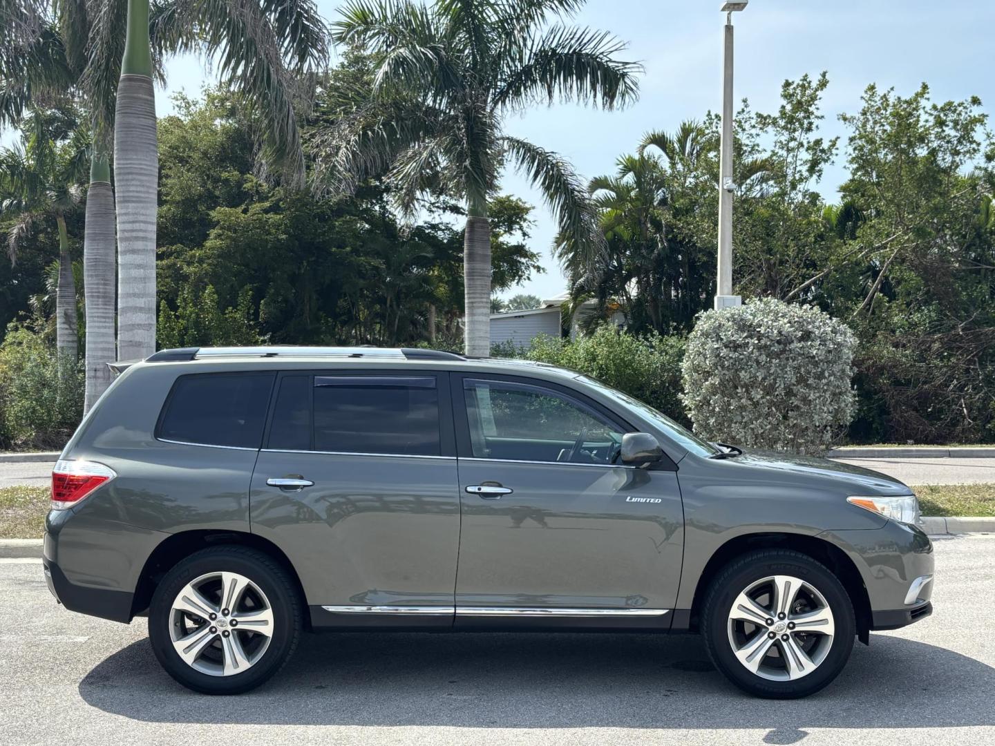 2012 GREEN /Tan Toyota Highlander Limited 4WD (5TDDK3EH1CS) with an 3.5L V6 DOHC 24V engine, 5-Speed Automatic transmission, located at 11170 Summerlin Square Dr., Fort Myers Beach, FL, 33931, (239) 999-7777, 26.493546, -81.941628 - Photo#3